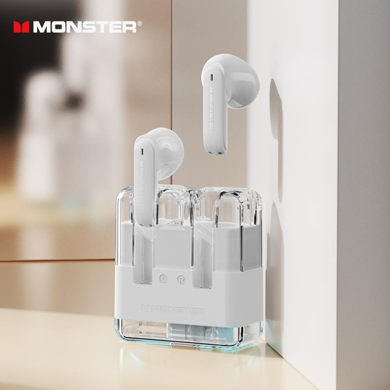 Monster logosu olan şeffaf şarj kutusunda beyaz Monster kulaklıklar.