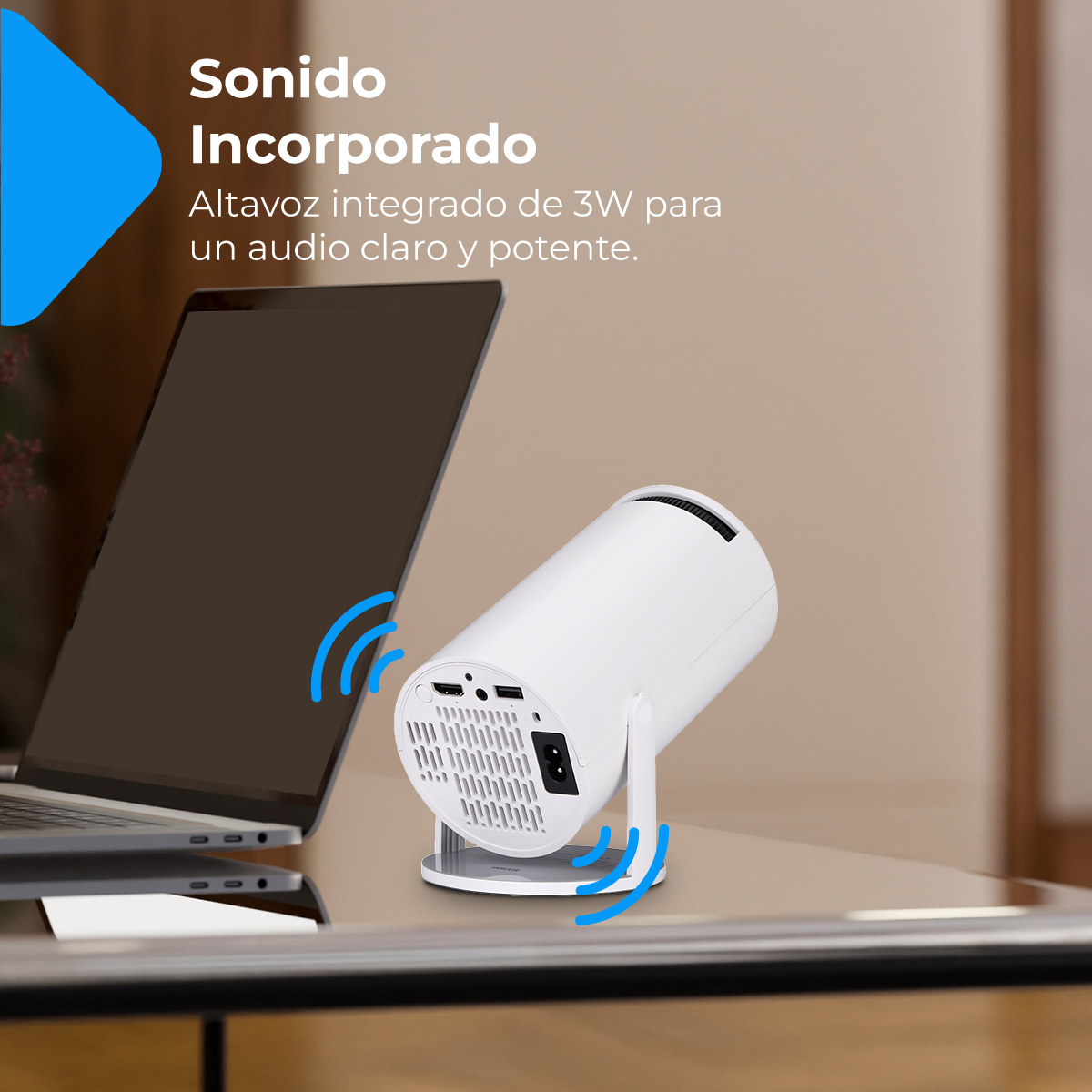 Un proyector blanco junto a un portátil, con ondas sonoras azules.