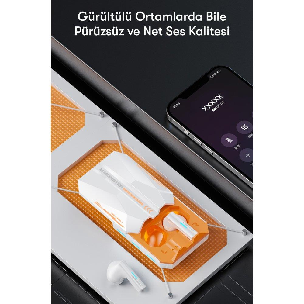 Aktif arama gösteren telefonun yanında, kılıfında beyaz ve turuncu kulaklıklar.