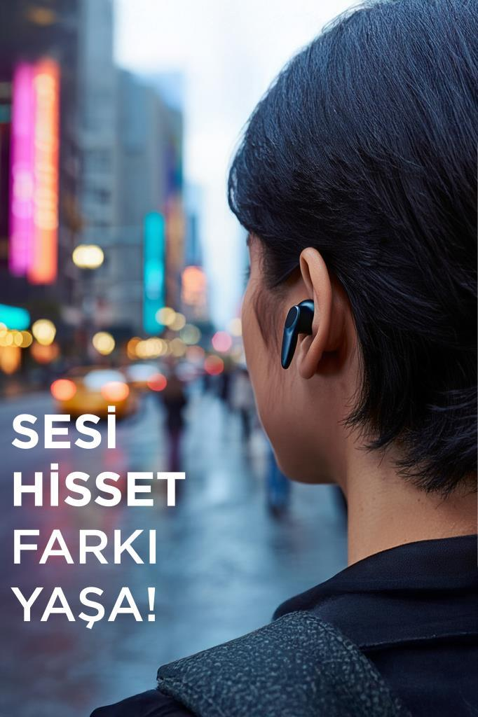 Arkada ışıklar ve trafiğin olduğu bir şehirde kulaklıklı kişi.