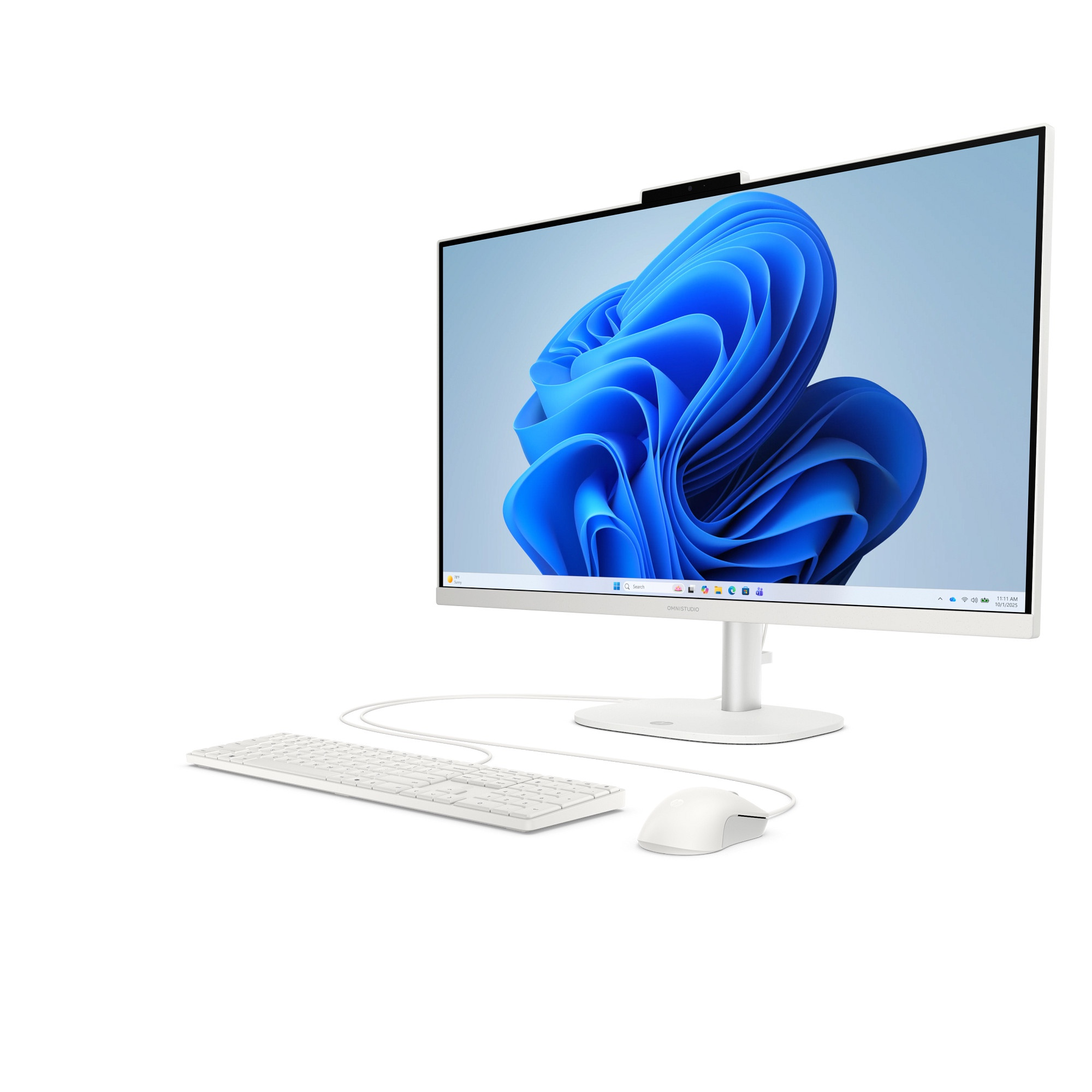 Un ordenador todo en uno blanco con teclado y ratón sobre fondo blanco.