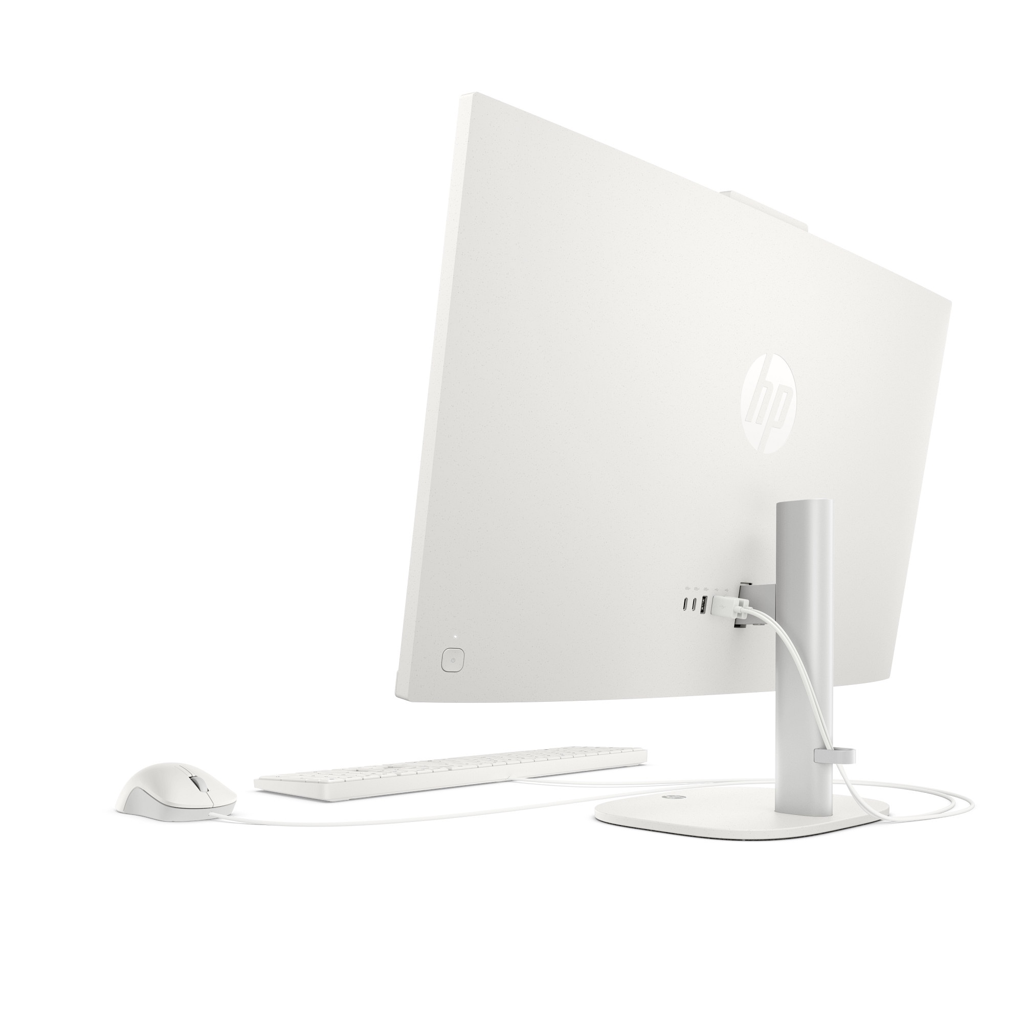 Un ordenador todo en uno HP blanco con teclado y ratón sobre fondo blanco.