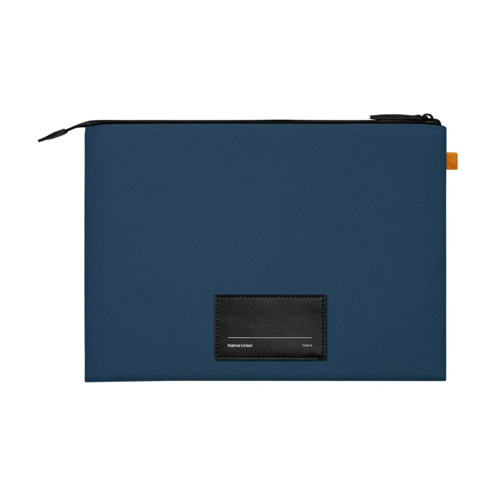 Una pochette blu scuro chiusa con cerniera nera e una piccola linguetta arancione a destra.