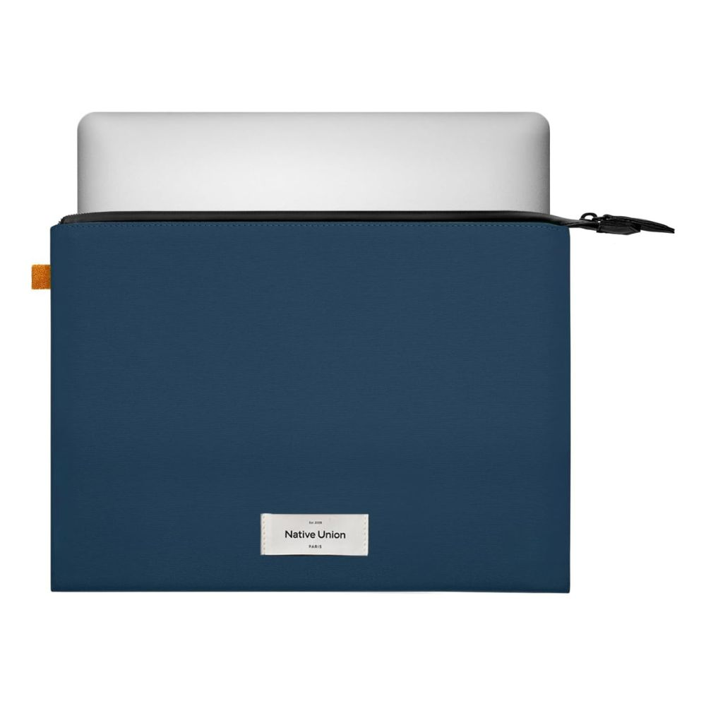 Custodia blu scuro per laptop con laptop parzialmente visibile e un'etichetta arancione.