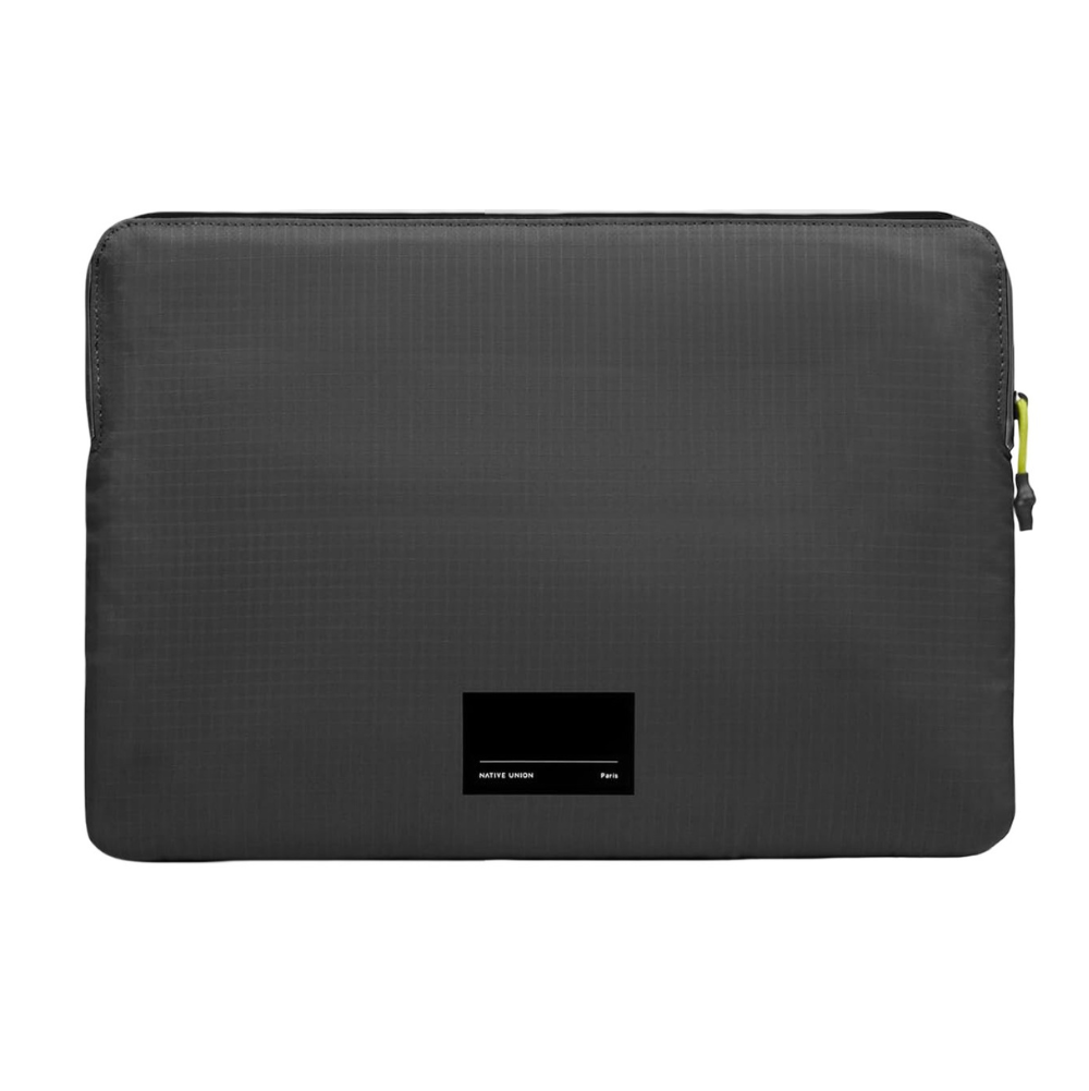 Ciemnoszara torba na laptopa z małym żółtym uchwytem zamka i czarnym logo.