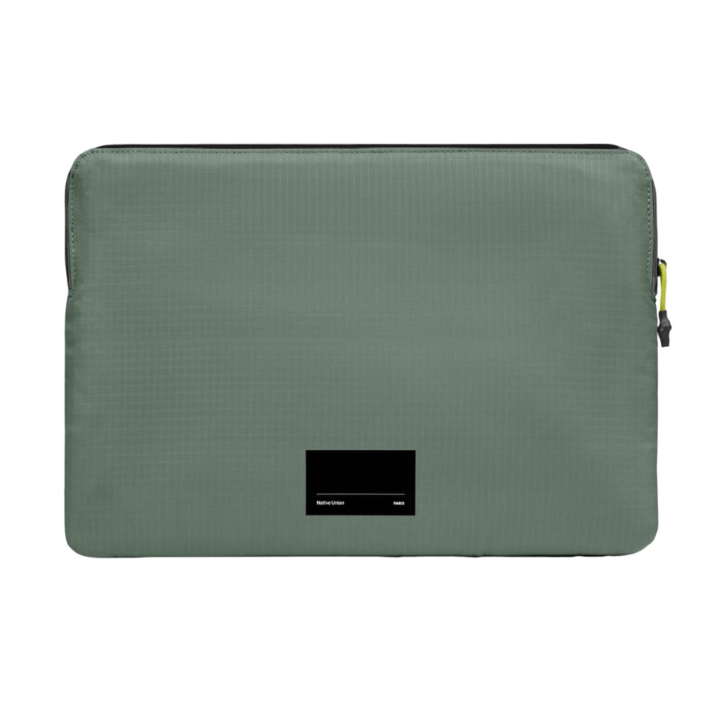 Szara torba na laptopa z czarnym logo i żółtym uchwytem zamka.