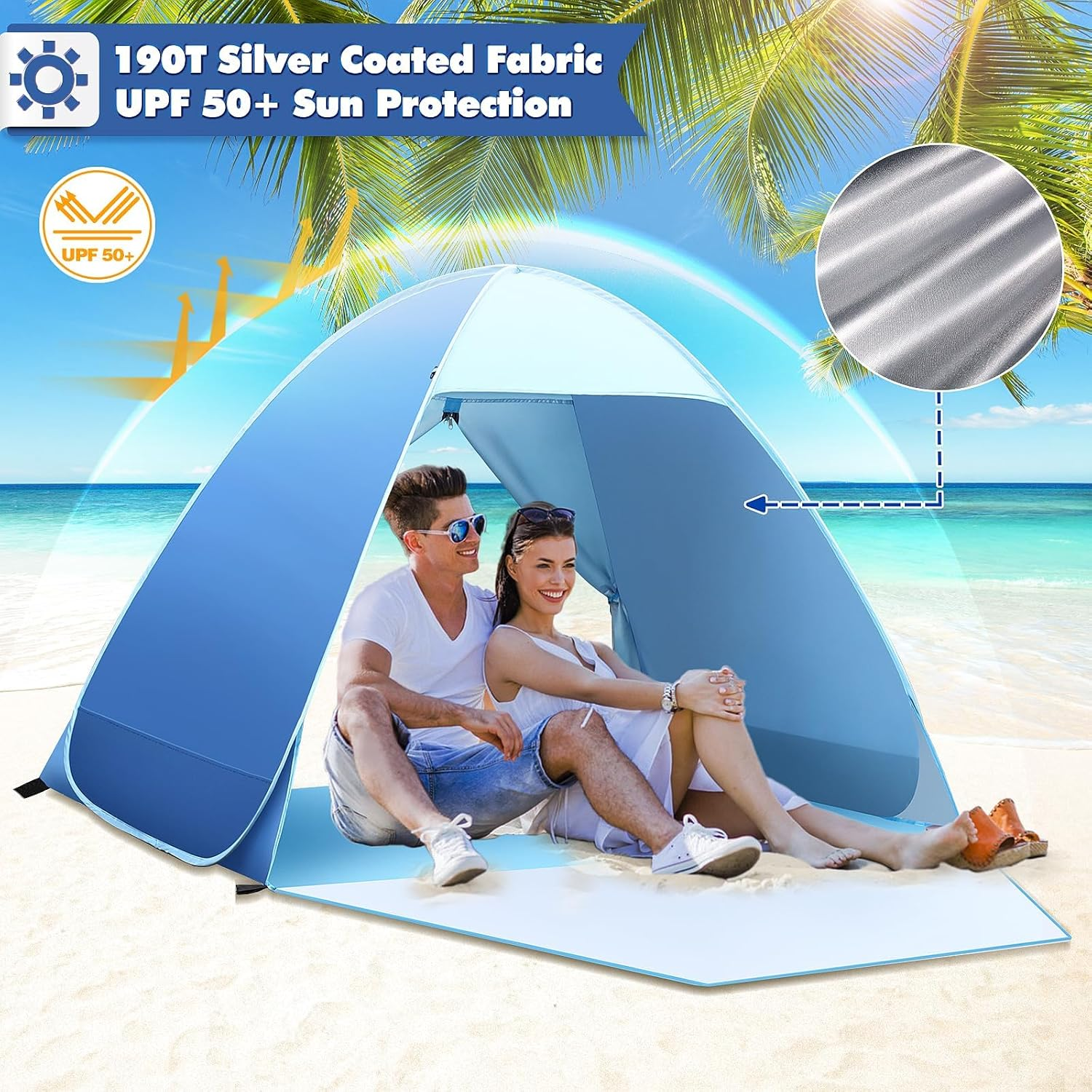 Ein Paar sitzt in einem blauen Strandzelt am Ozean unter Palmen.