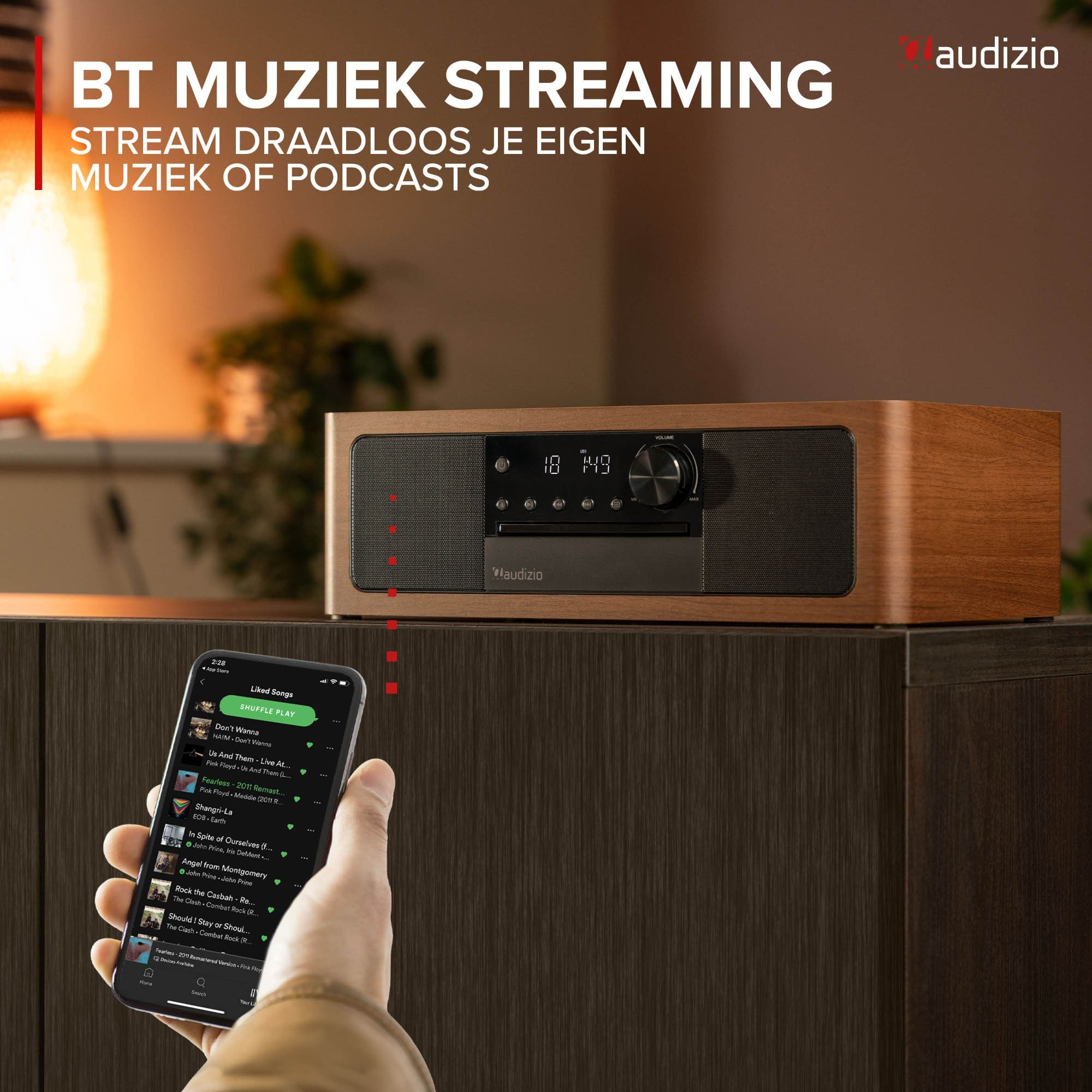 Un smartphone muestra una lista de música junto a una radio de madera. Logo Audizio arriba.