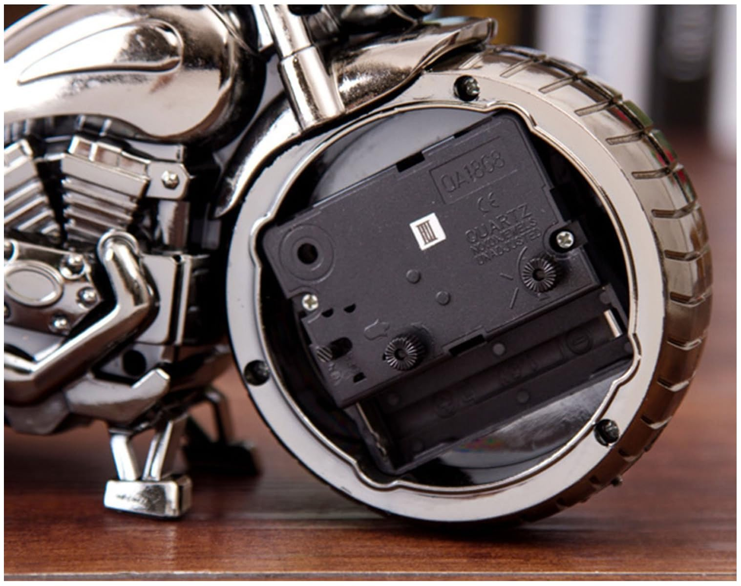 Ein metallisches Motorradmodell mit sichtbarem Uhrwerk und Batteriefach.