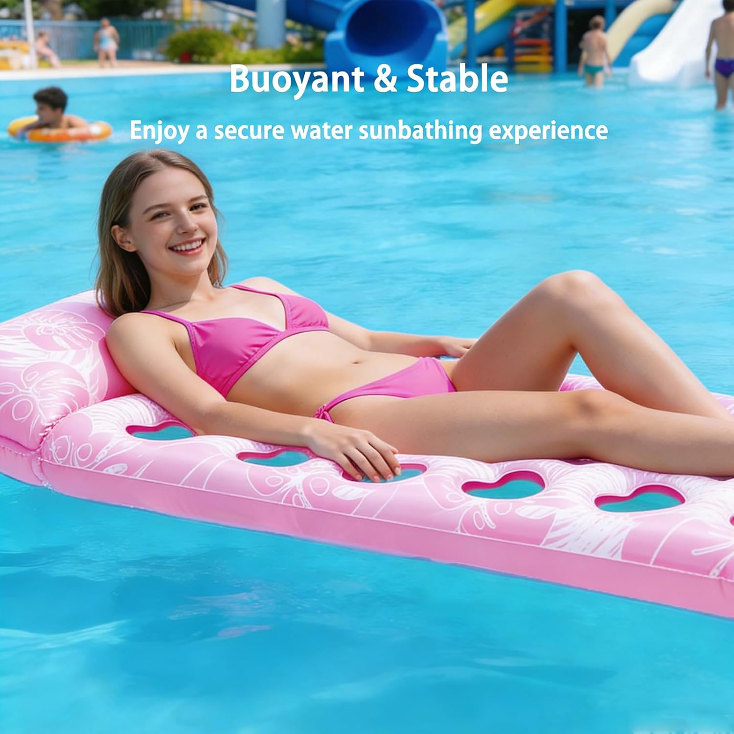 Frau auf pinker Luftmatratze im Pool, lächelnd. Wasserrutschen im Hintergrund.