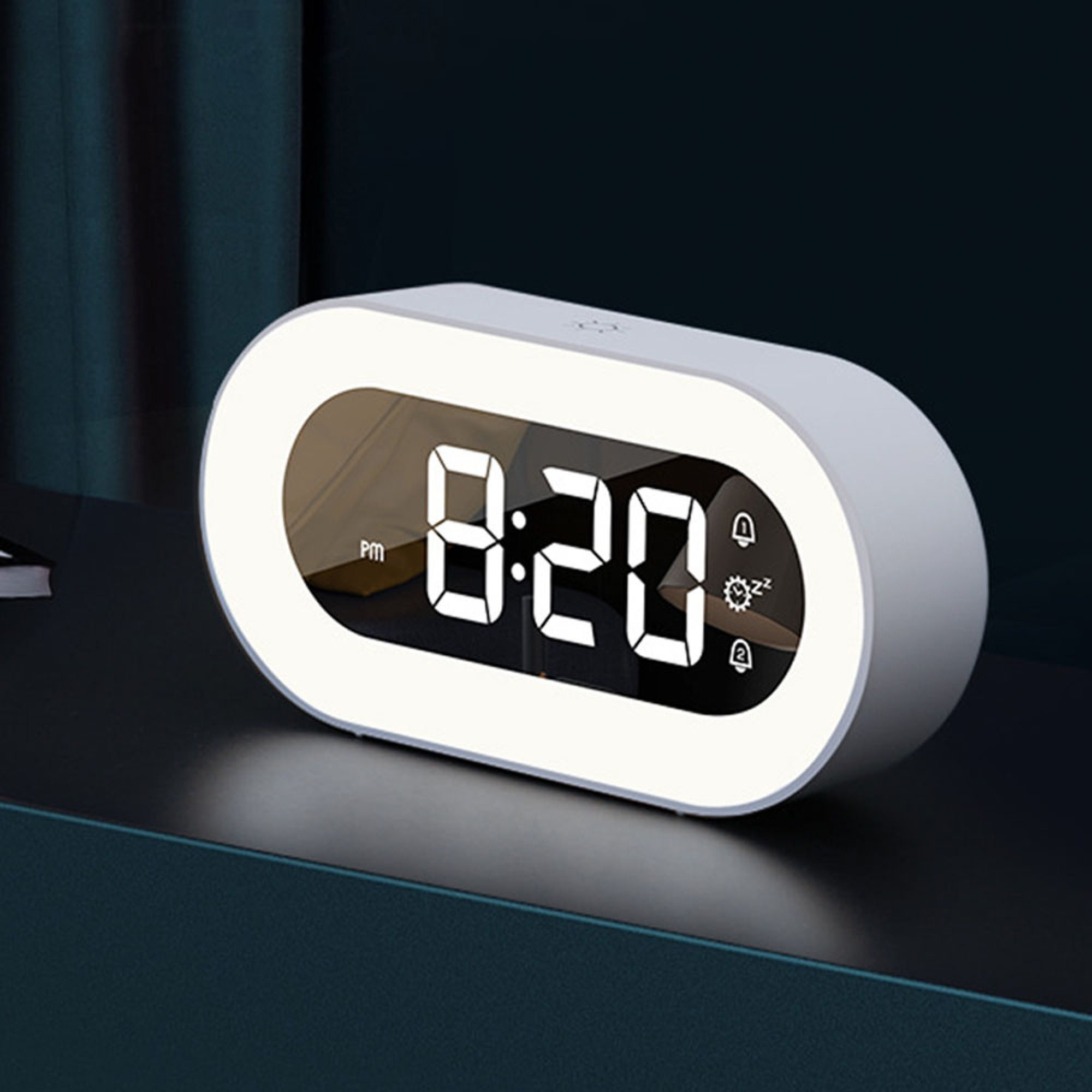Ein weißer digitaler Wecker zeigt 8:20 Uhr an. Er hat eine leuchtende Lünette.