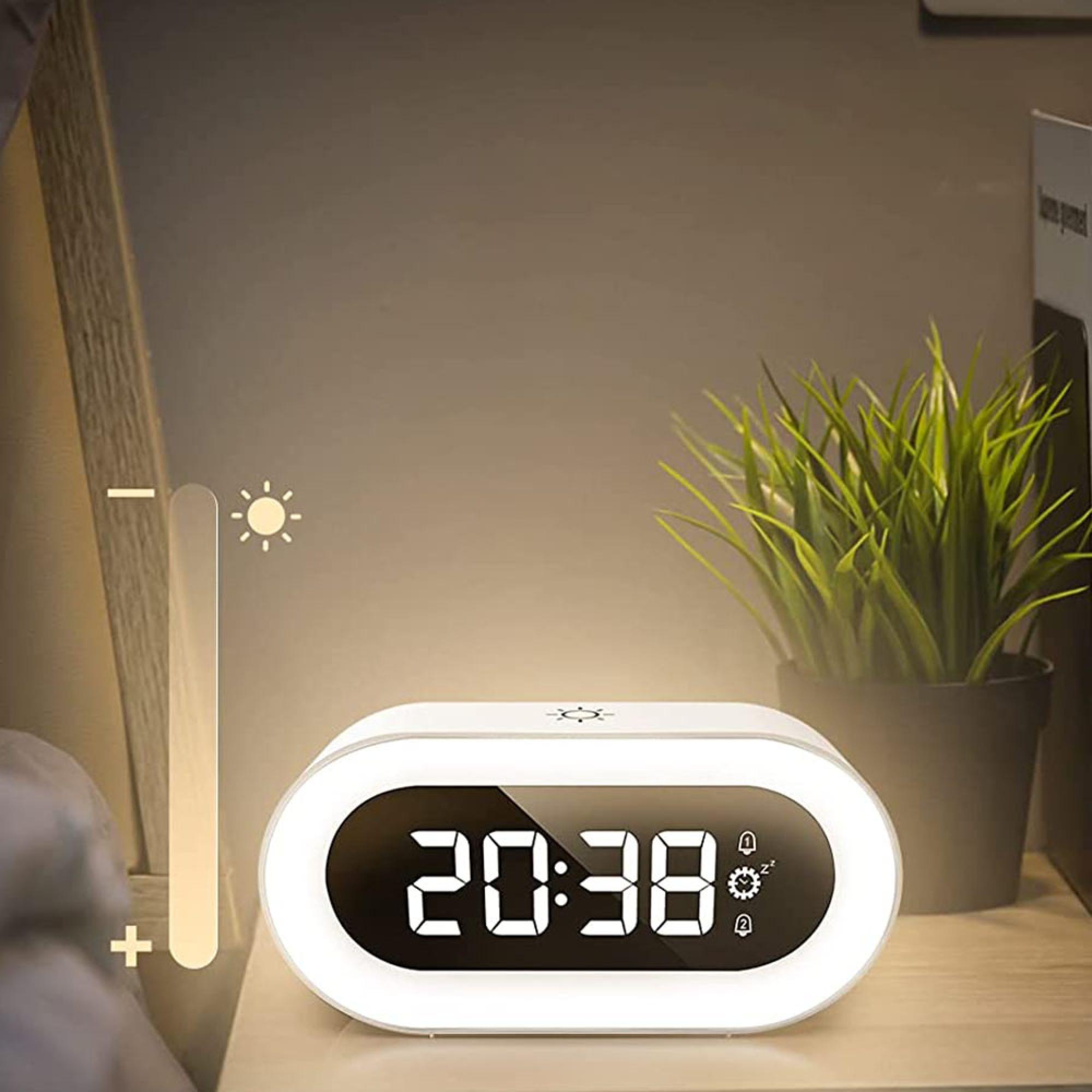 Ein weißer digitaler Wecker zeigt 20:38 an, mit einer Pflanze im Hintergrund.