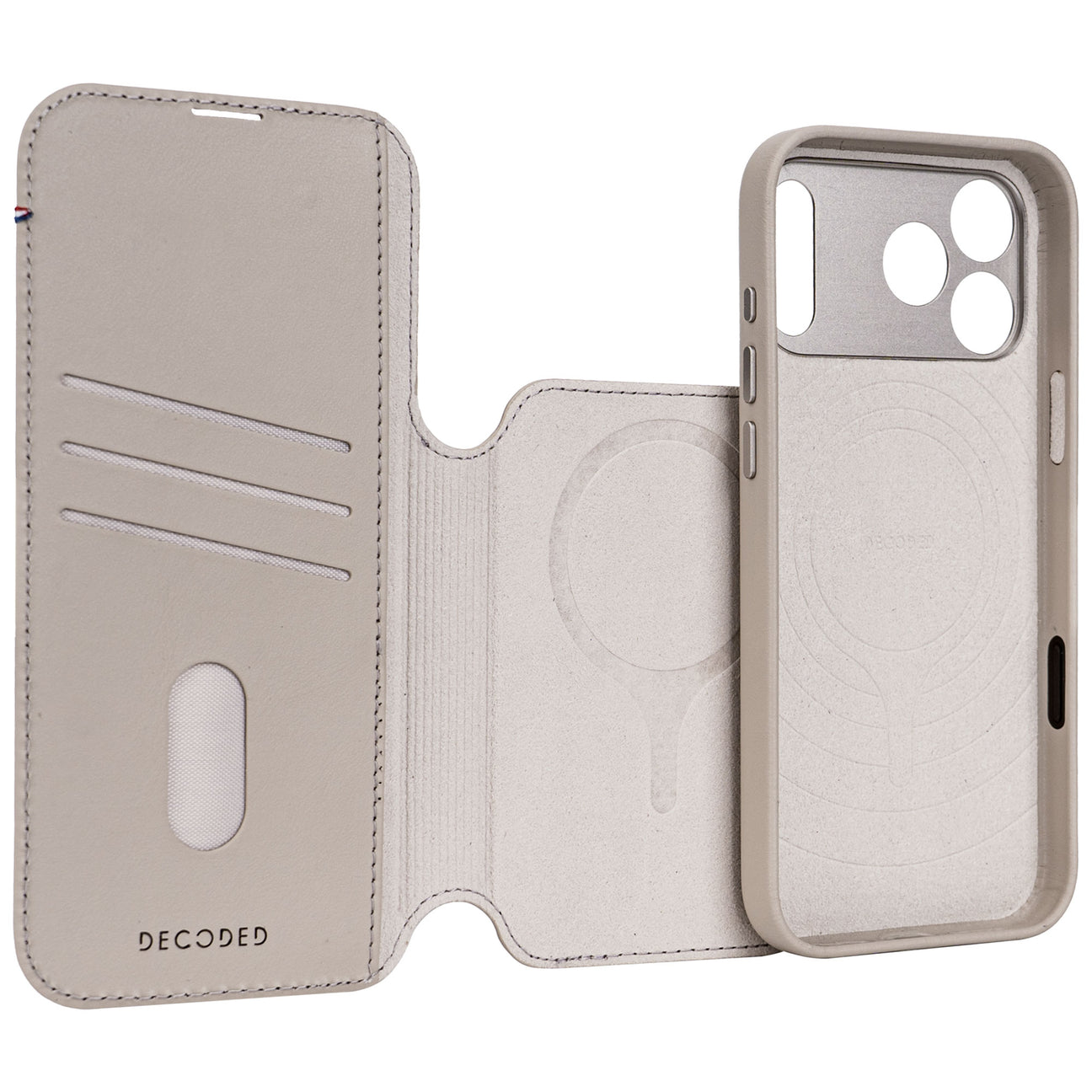 Una custodia in pelle grigio chiaro per iPhone con slot per carte e compatibilità MagSafe.