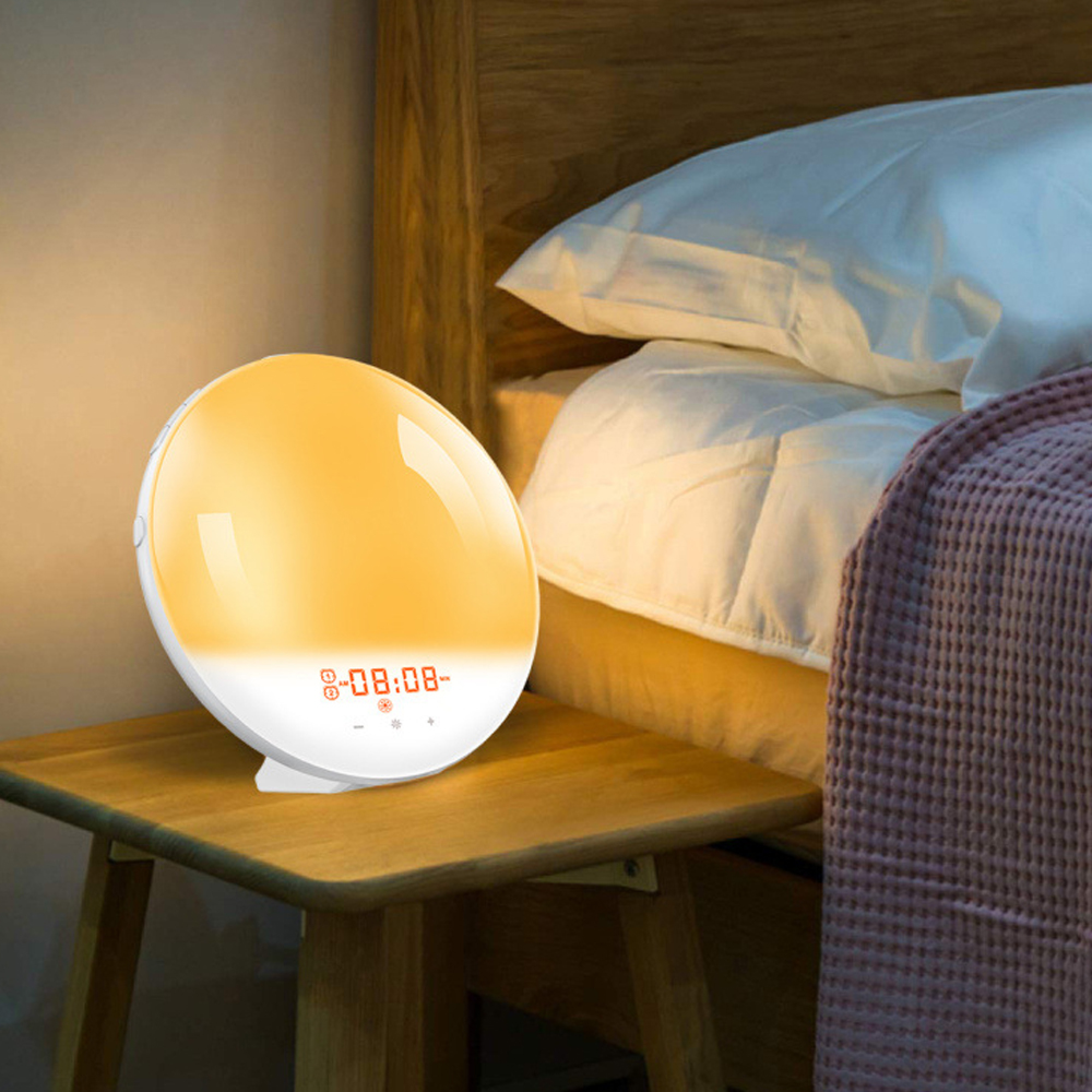 Ein Nachttischlicht mit digitaler Uhr (08:08) neben einem Bett mit Kissen.