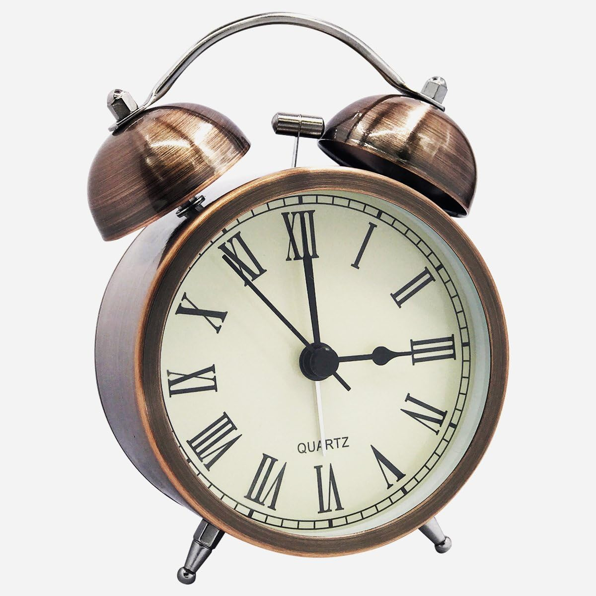 Eine kupferfarbene Weckeruhr mit römischen Ziffern und zwei Glocken oben.