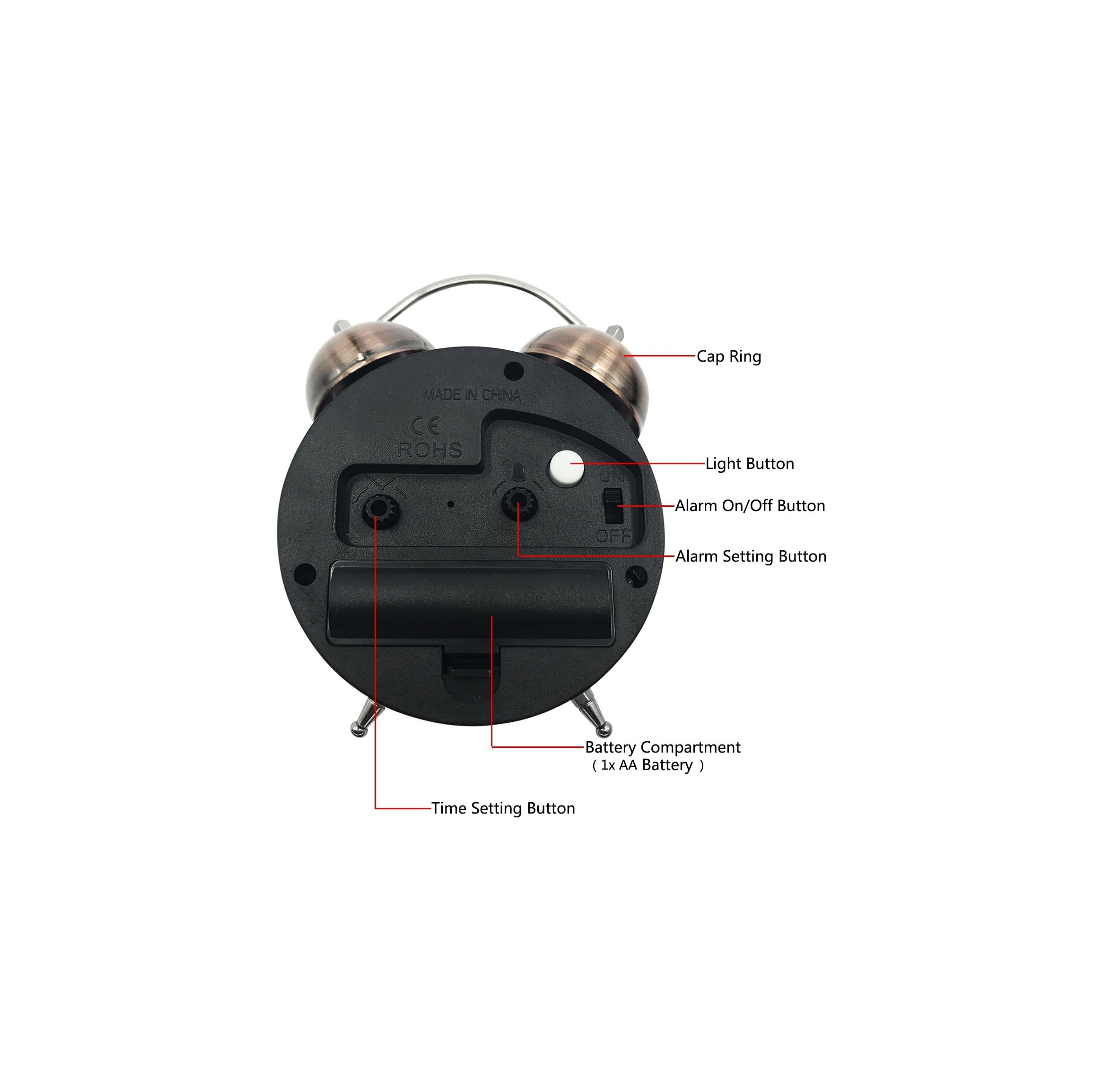 Rückseite eines Weckers mit Batterieabdeckung, Knöpfen und Beschriftungen.