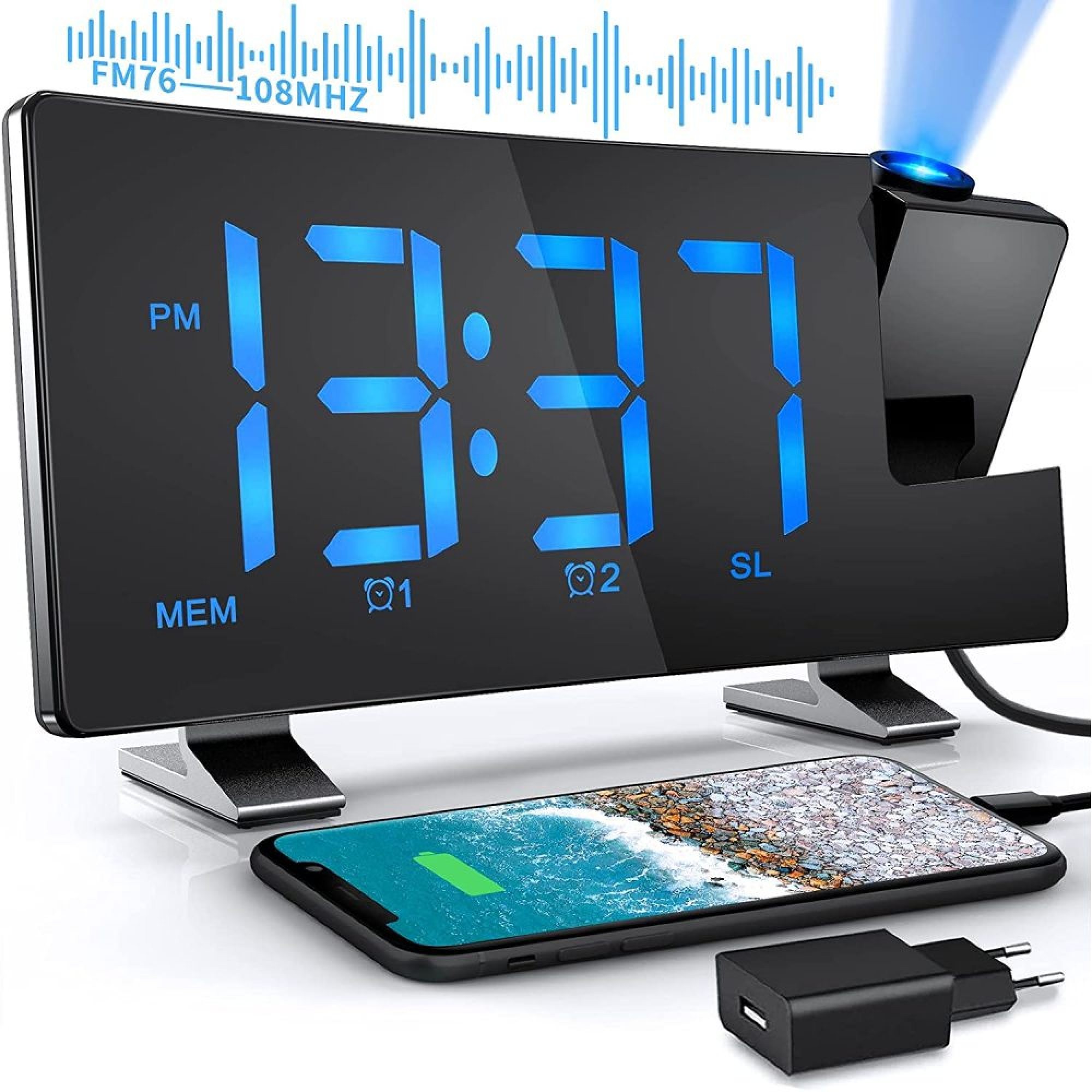 Digitaluhr mit blauem Display, projiziert Zeit an die Wand. Handy lädt.