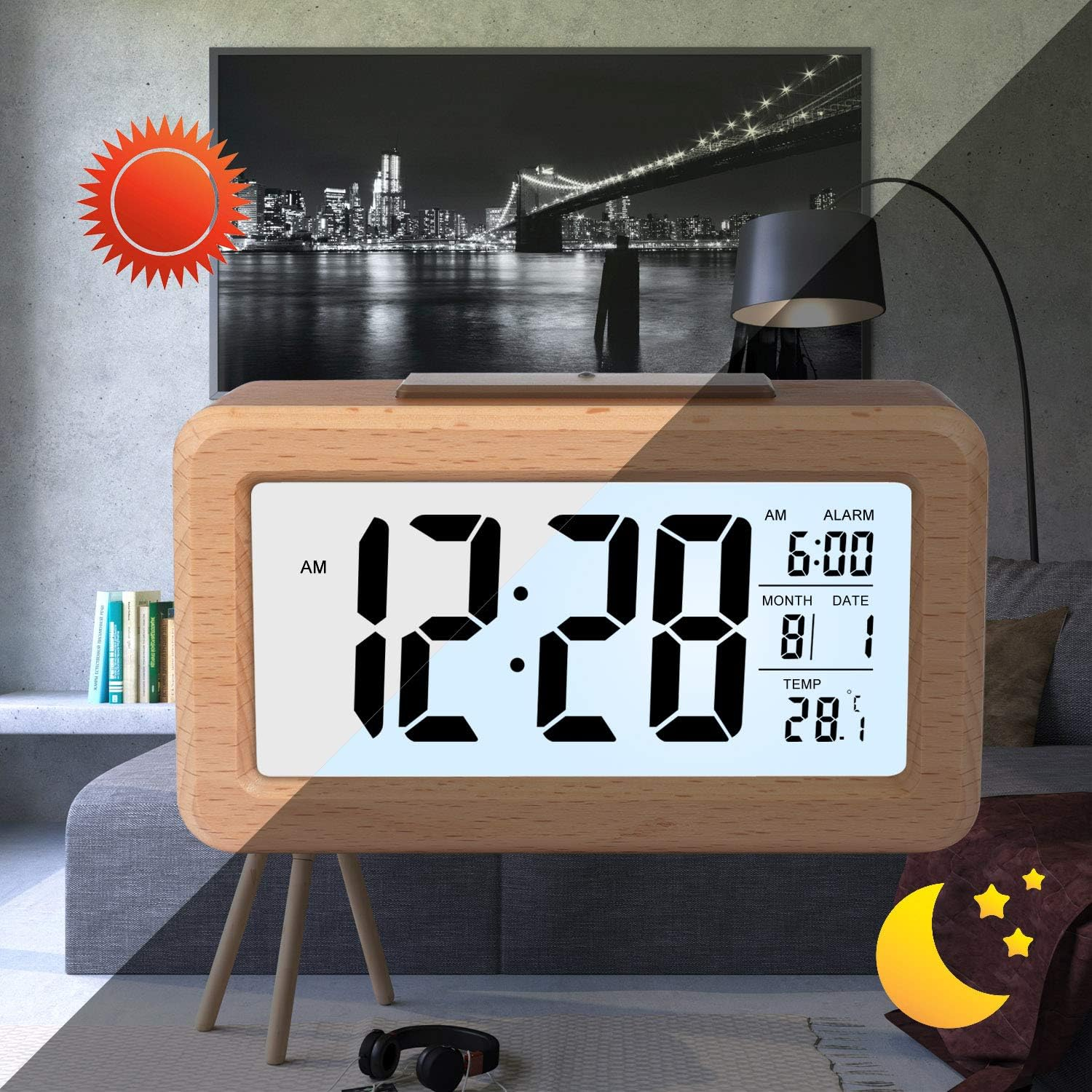 Ein Holzwecker zeigt 12:28 Uhr, Alarm 6:00, Datum 8/1, Temp 28.1°C. Ein Bild von einer Stadtbrücke im Hintergrund.
