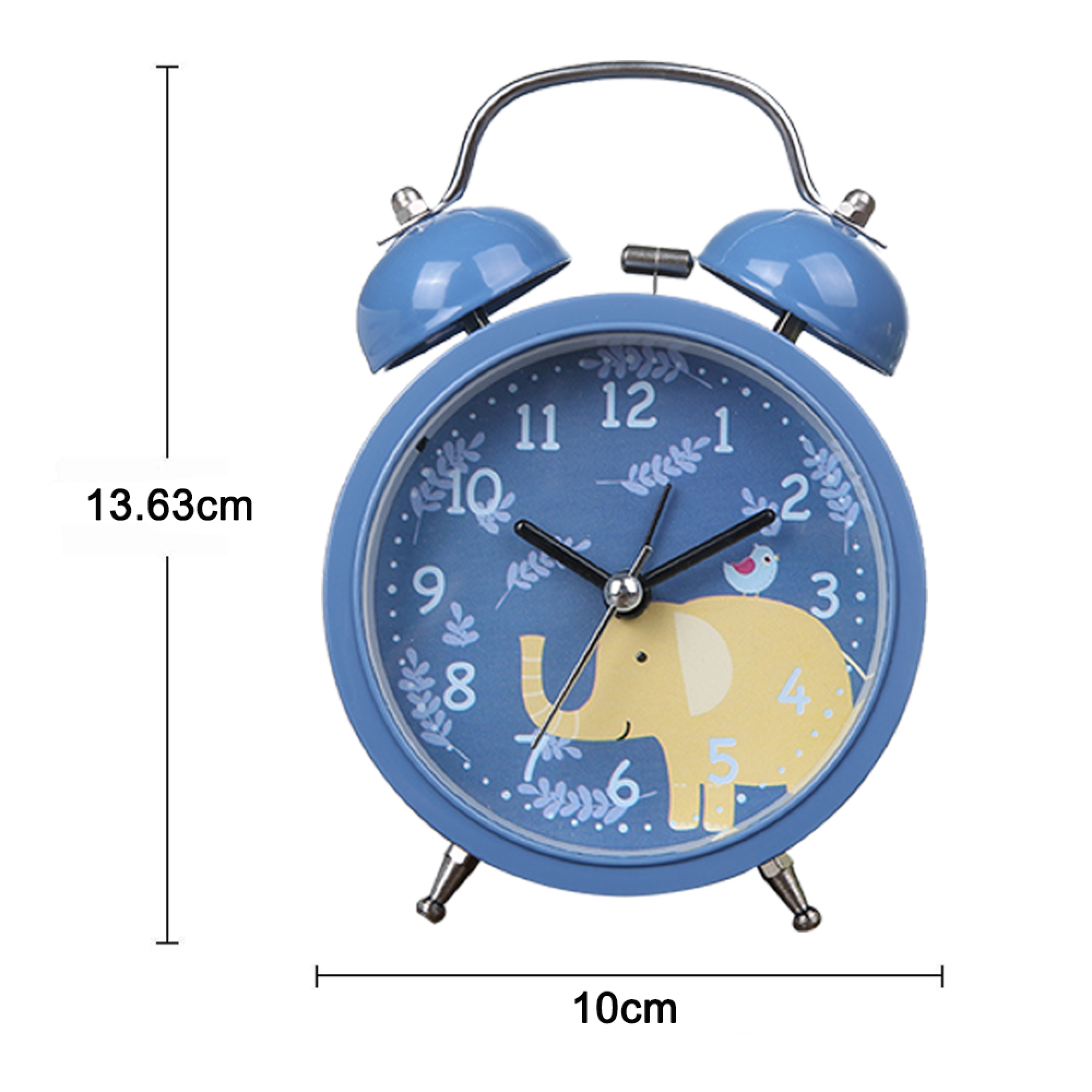Ein blauer Wecker mit einem Elefanten und Vogelmotiv. 13,63cm hoch, 10cm breit.