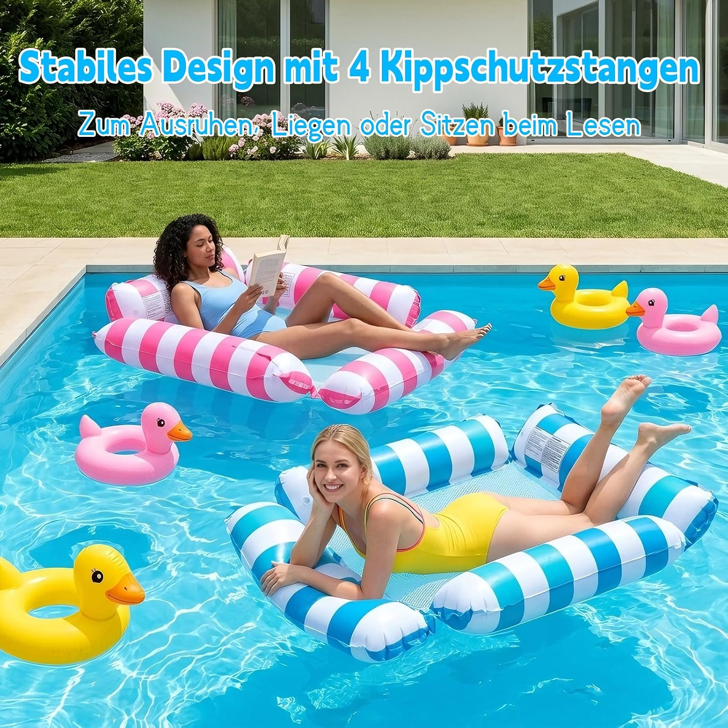 Zwei Frauen entspannen sich in aufblasbaren Liegen im Pool, umgeben von Enten-Schwimmringen.