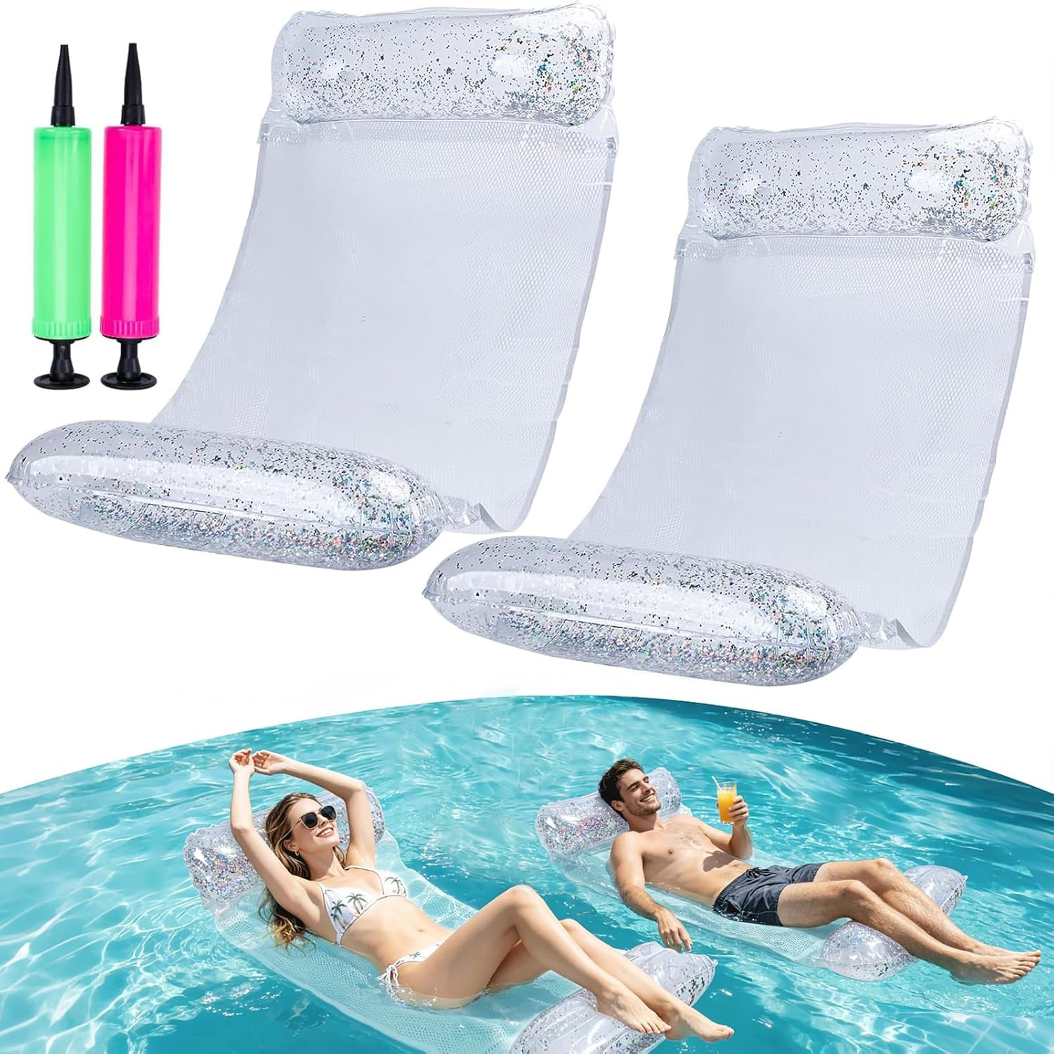 Zwei aufblasbare Poolliegen mit Glitzer, ein Paar entspannt im Wasser.