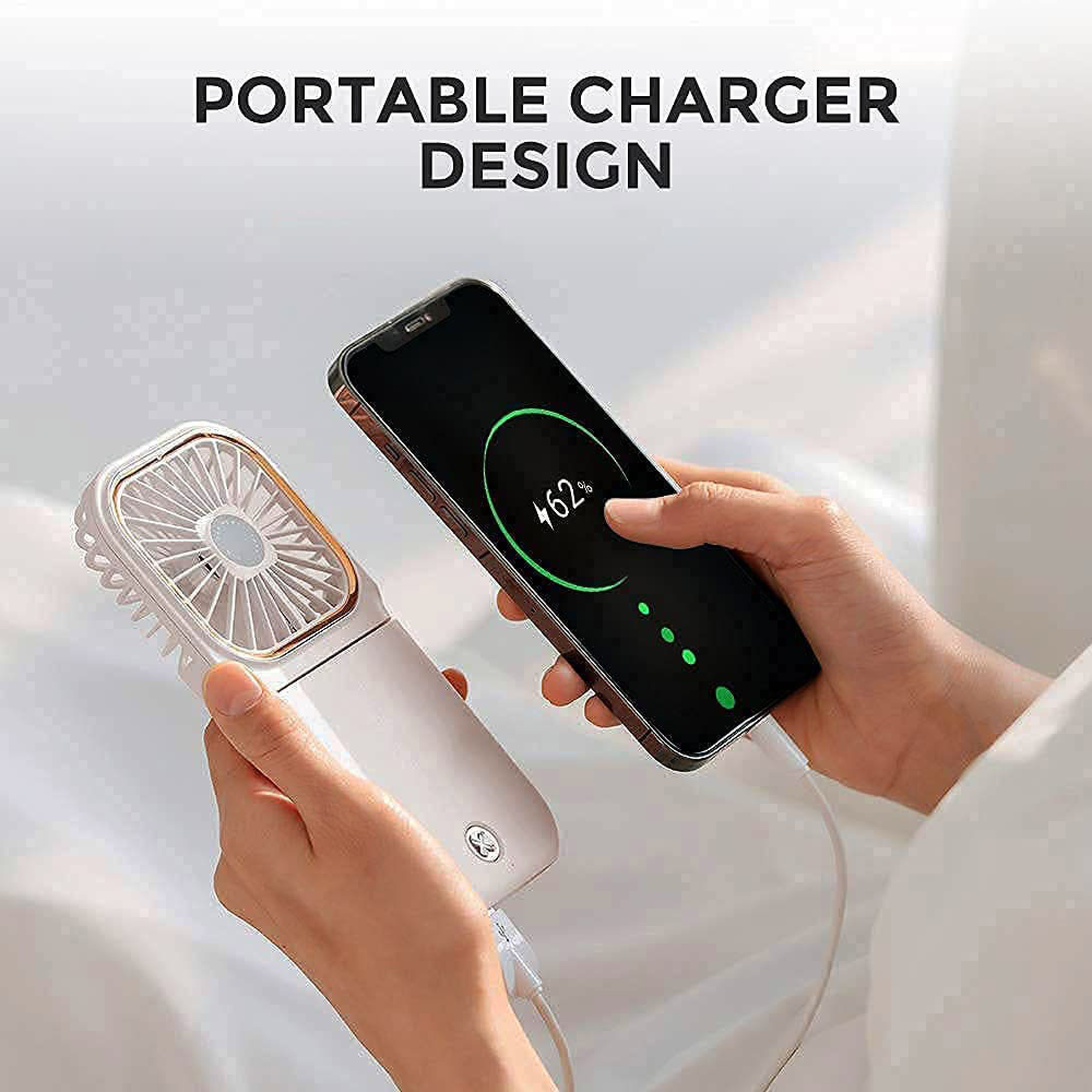 Ein weißer Handventilator mit goldenem Rand lädt ein Smartphone auf.