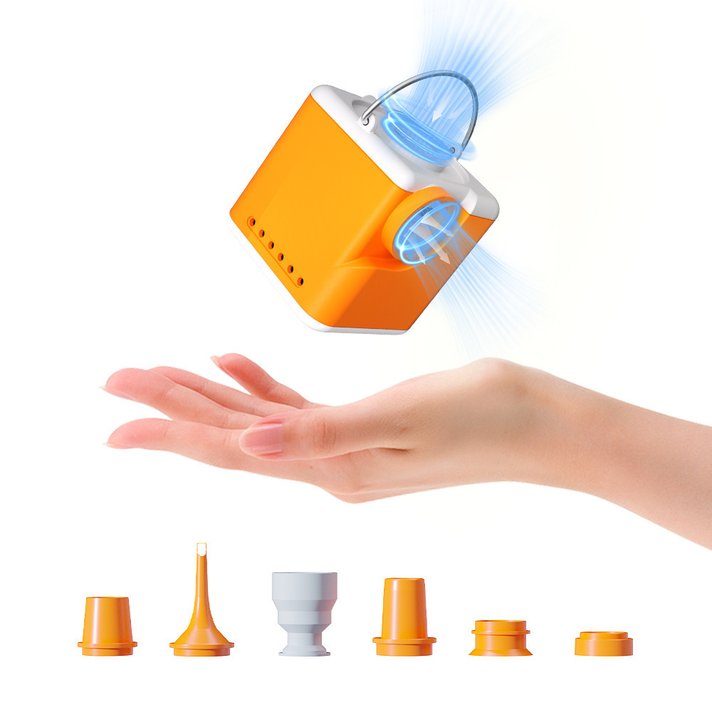 Orangefarbener Mini-Luftentfeuchter über einer Hand mit Zubehör.