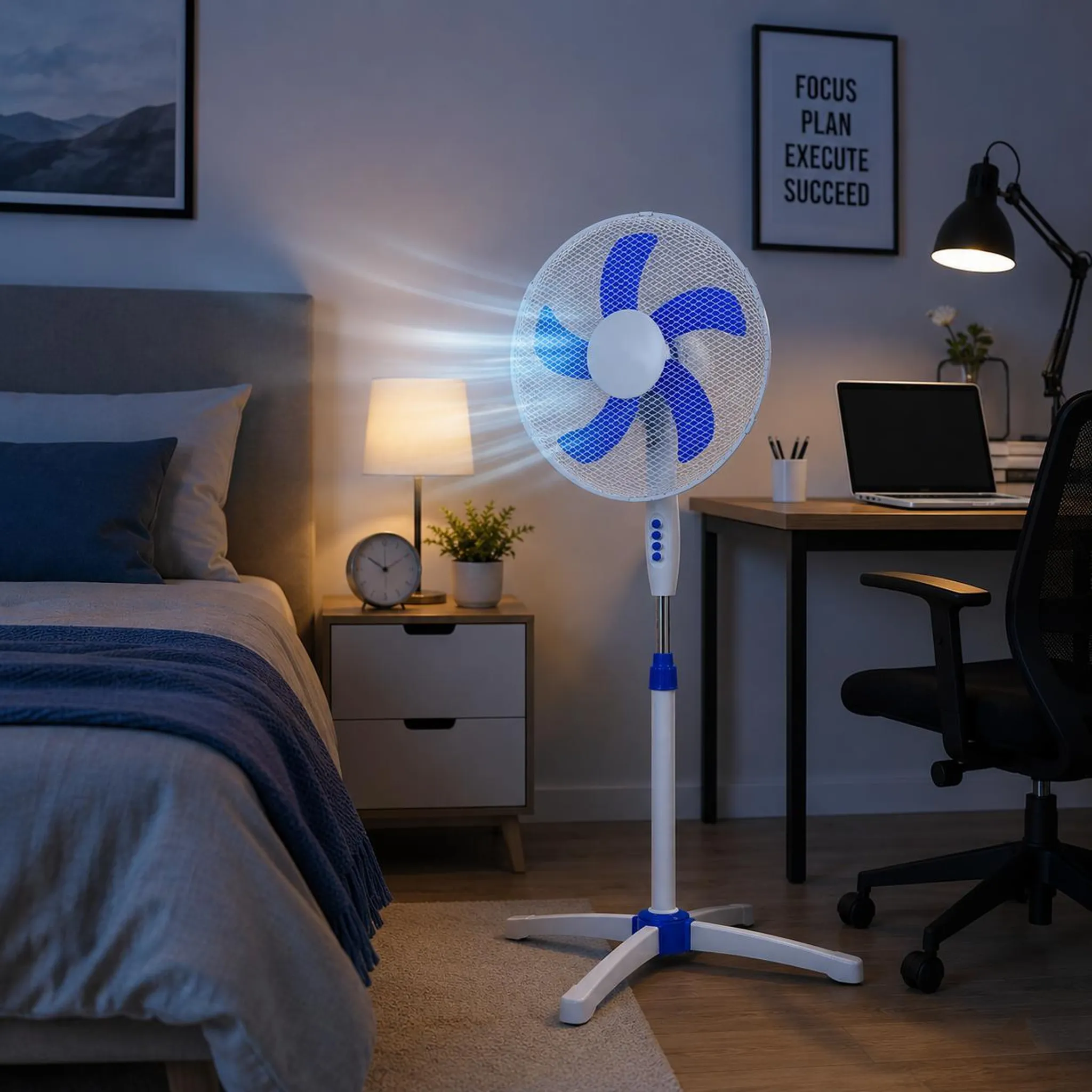 Ein weißer oszillierender Ventilator mit blauen Flügeln zirkuliert Luft in einem schwach beleuchteten Raum.