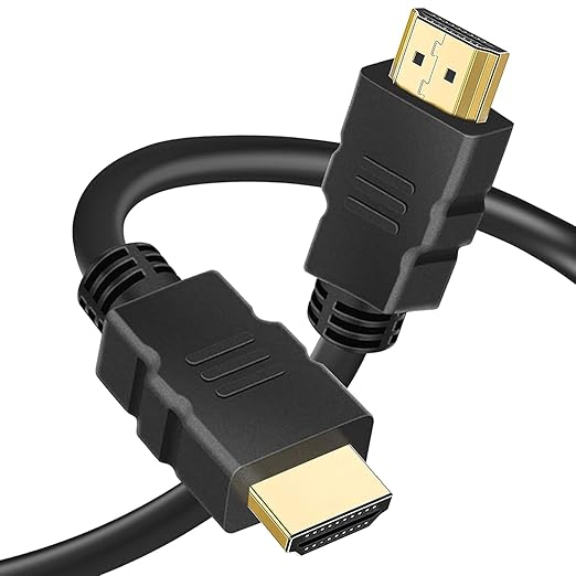 Altın konektörlü siyah bir HDMI kablosu beyaz zeminde duruyor.