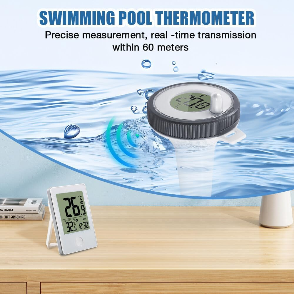 Ein Schwimmbadthermometer schwimmt im blauen Wasser neben einem digitalen Thermometer auf einem Holztisch.