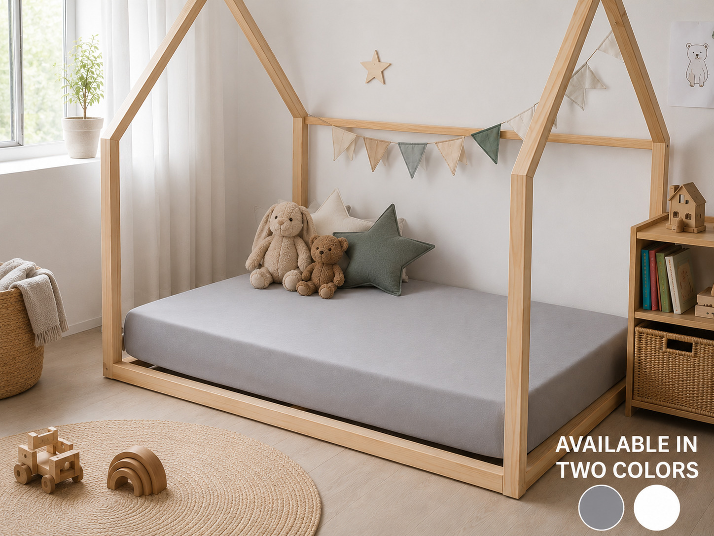 Cama de casa de madera con sábana gris, peluches y juguetes.