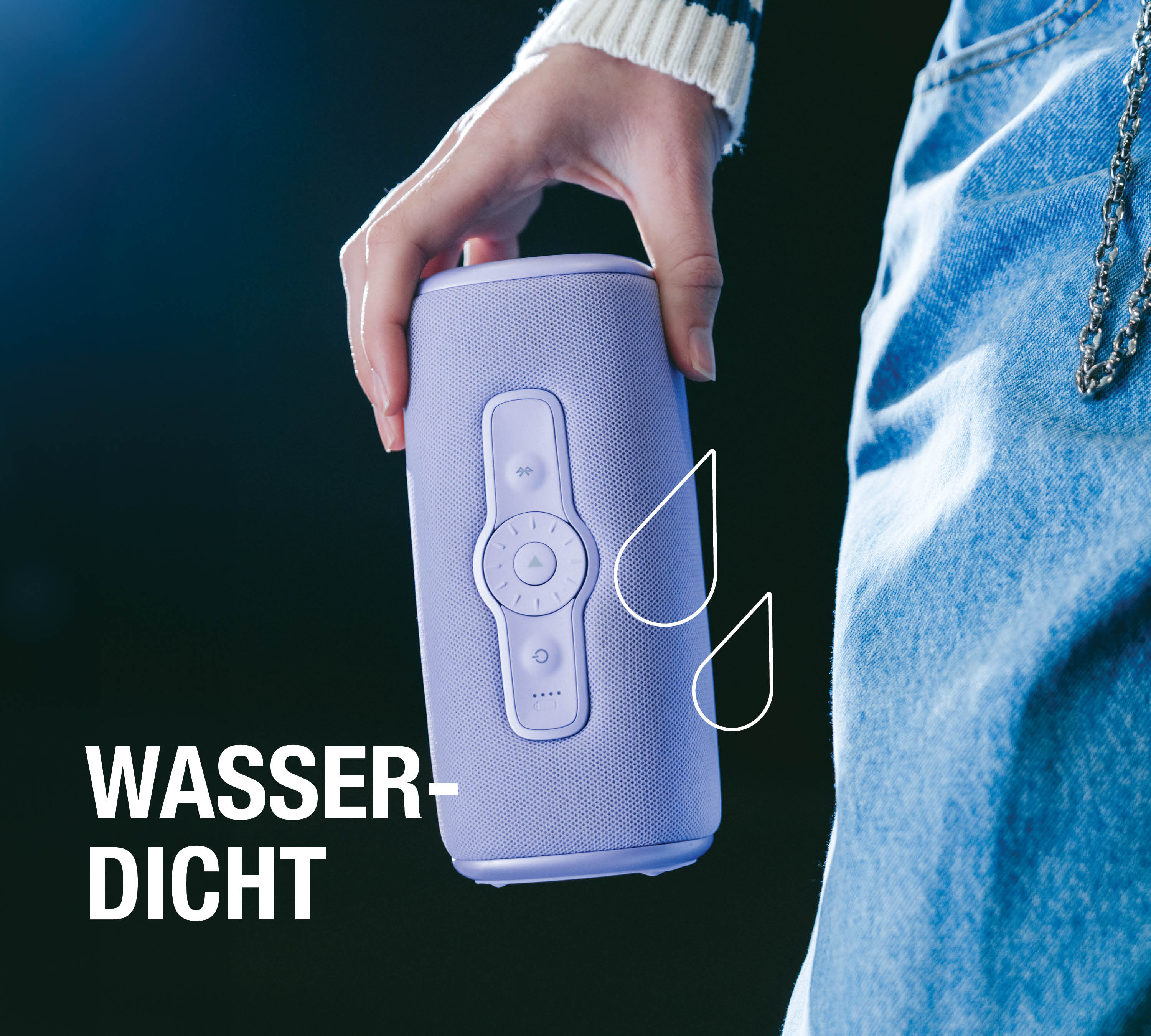 Eine Hand hält einen lila Lautsprecher mit Wasser-Tropfen-Symbolen.