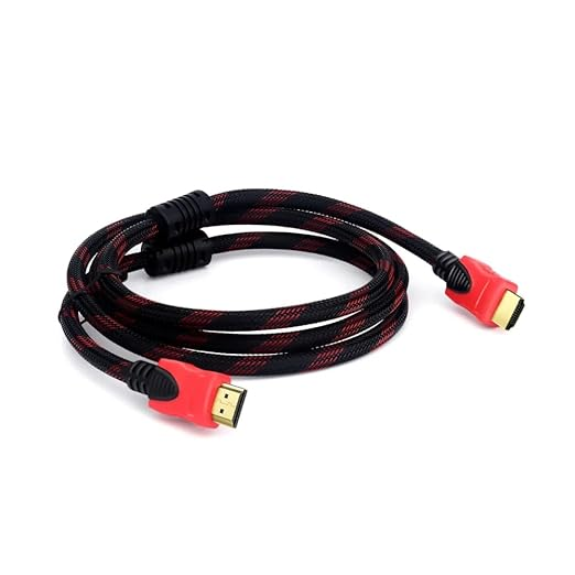 Altın konnektörlü, siyah ve kırmızı örgülü HDMI kablosu beyaz zeminde kıvrılmış duruyor.