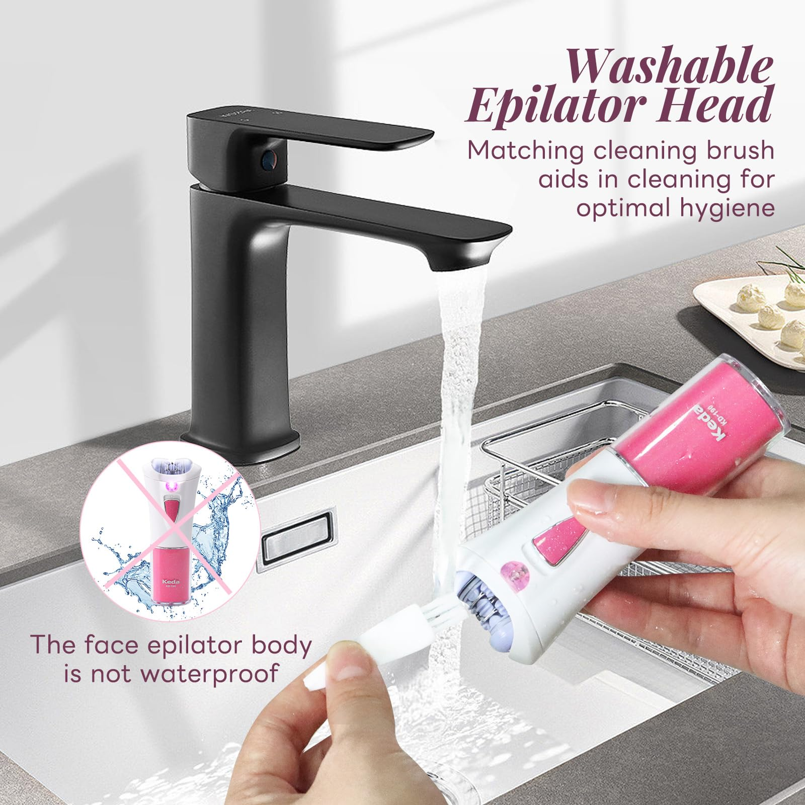 Eine Hand reinigt einen Epilierer-Kopf unter fließendem Wasser neben einem Wasserhahn.