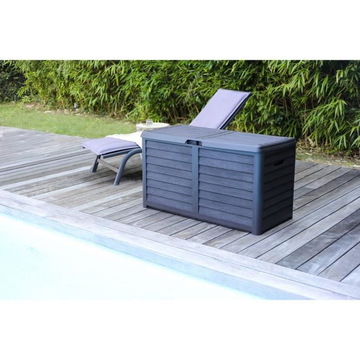 Ein grauer Aufbewahrungsbox steht auf einem Holzdeck neben einem Liegestuhl und einem Pool.