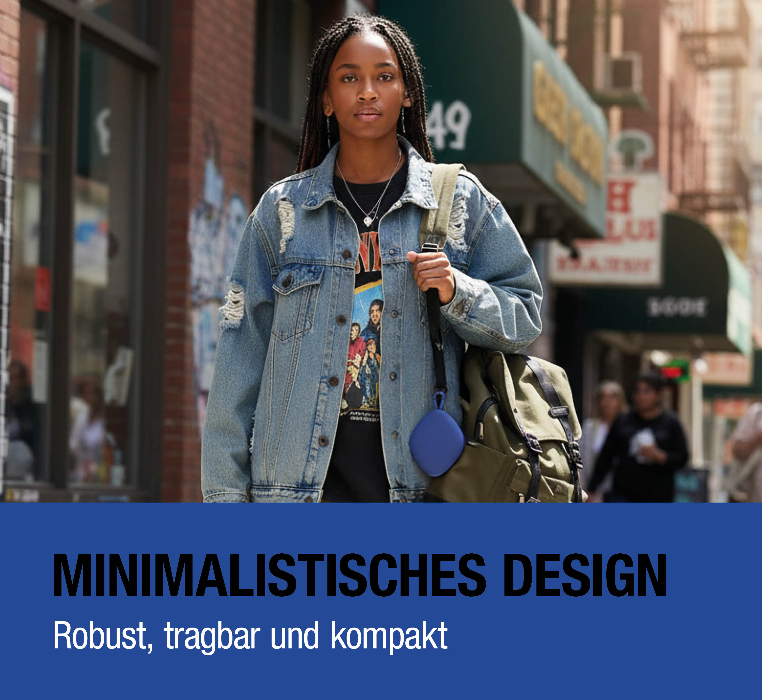 Eine junge Frau mit Zöpfen trägt eine Jeansjacke und Rucksack in einer städtischen Umgebung.