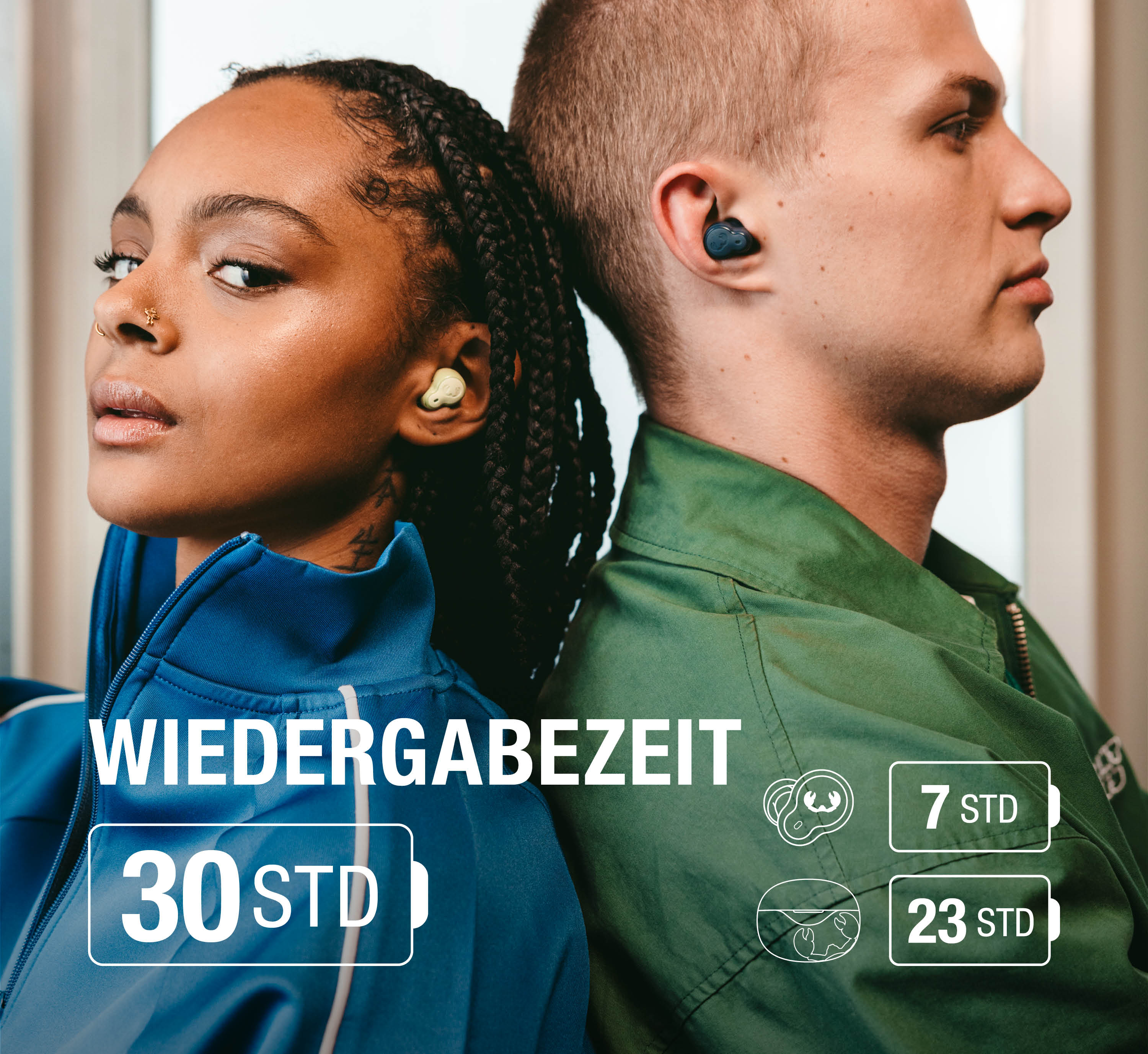 Ein Mann und eine Frau mit Kopfhörern, die sich den Rücken zugewandt haben.