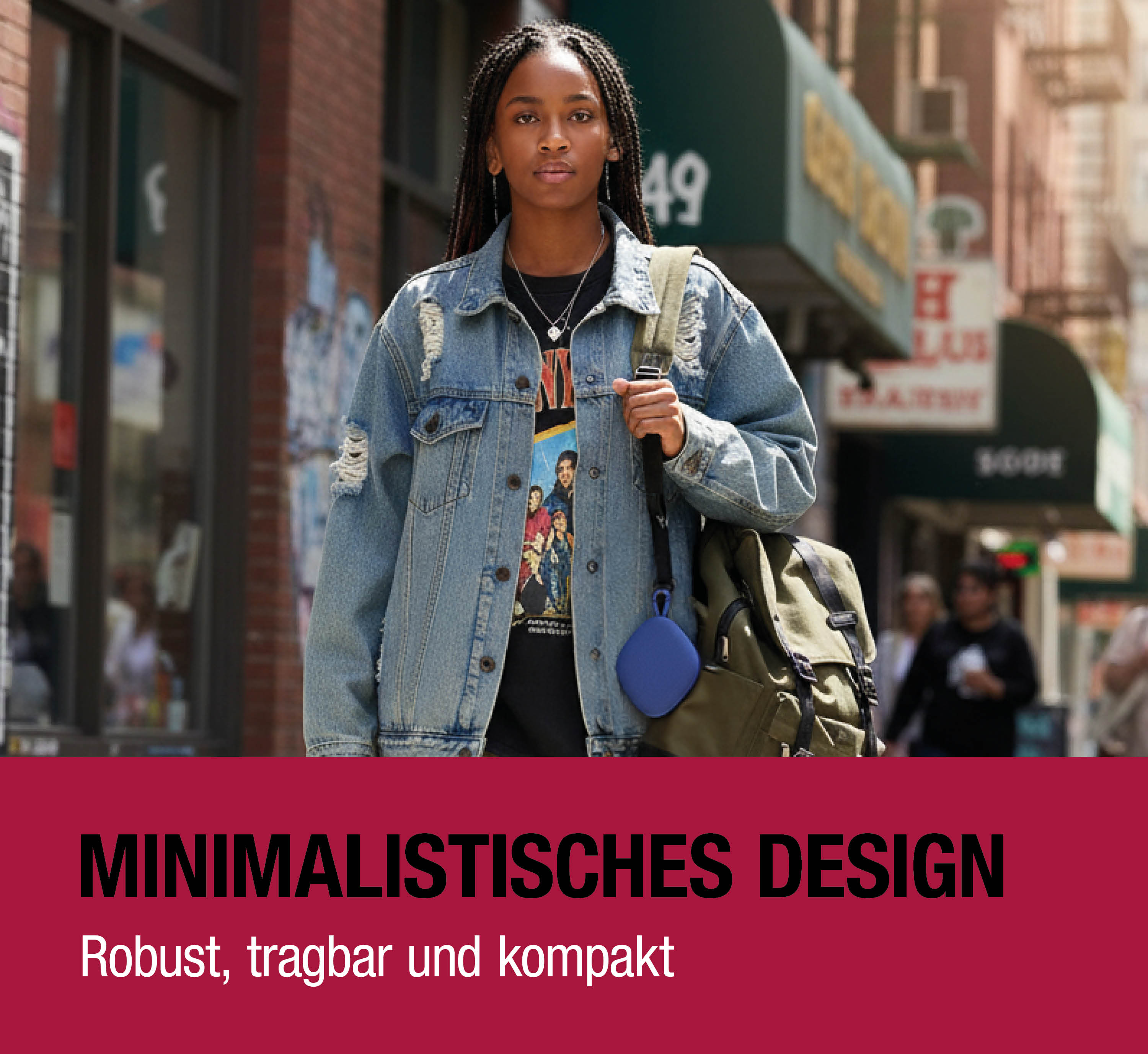 Eine junge Frau mit Zöpfen trägt eine Jeansjacke und Rucksack.