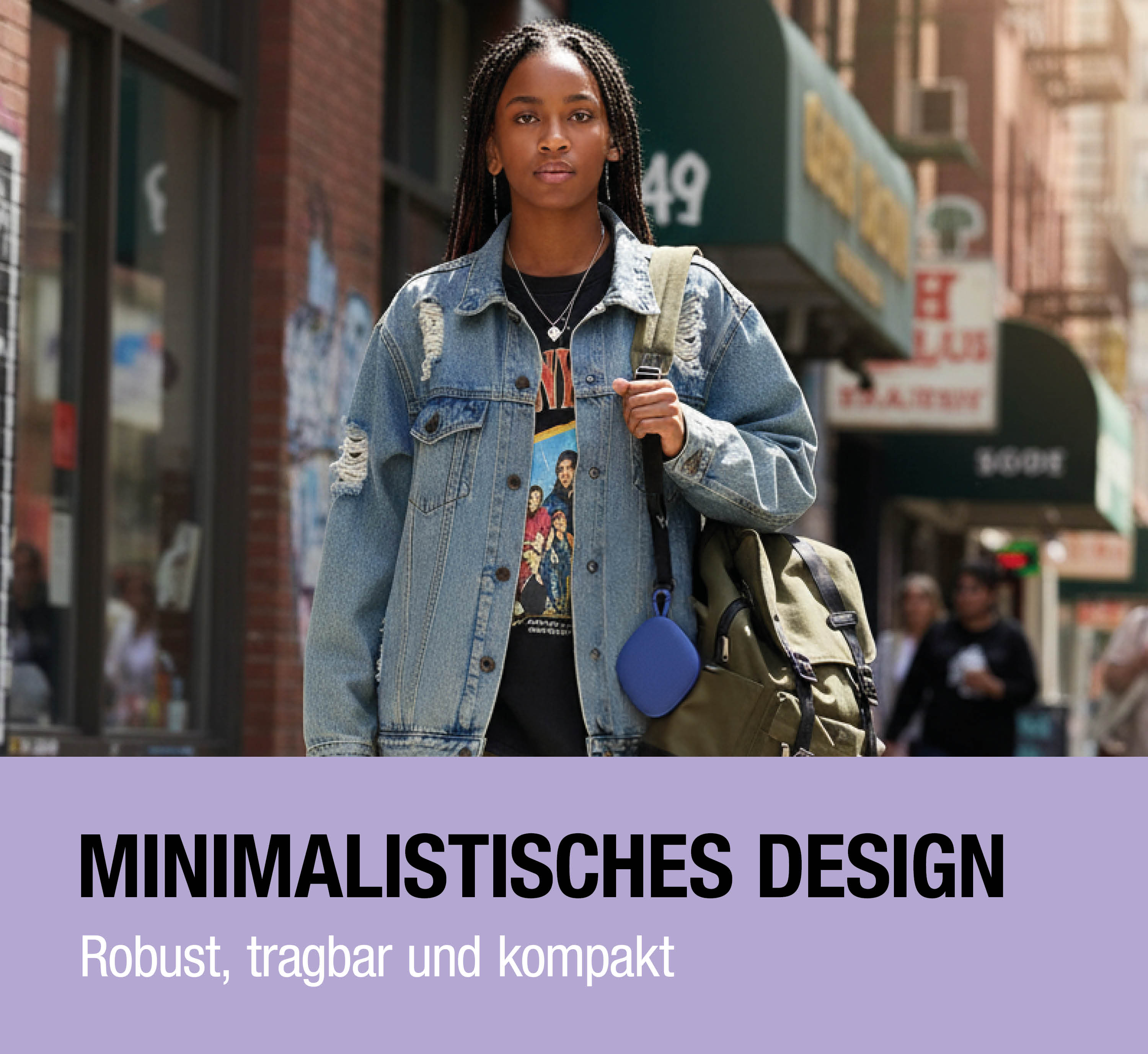 Junge Frau mit geflochtenen Haaren, Jeansjacke, Rucksack und blauer Tasche.
