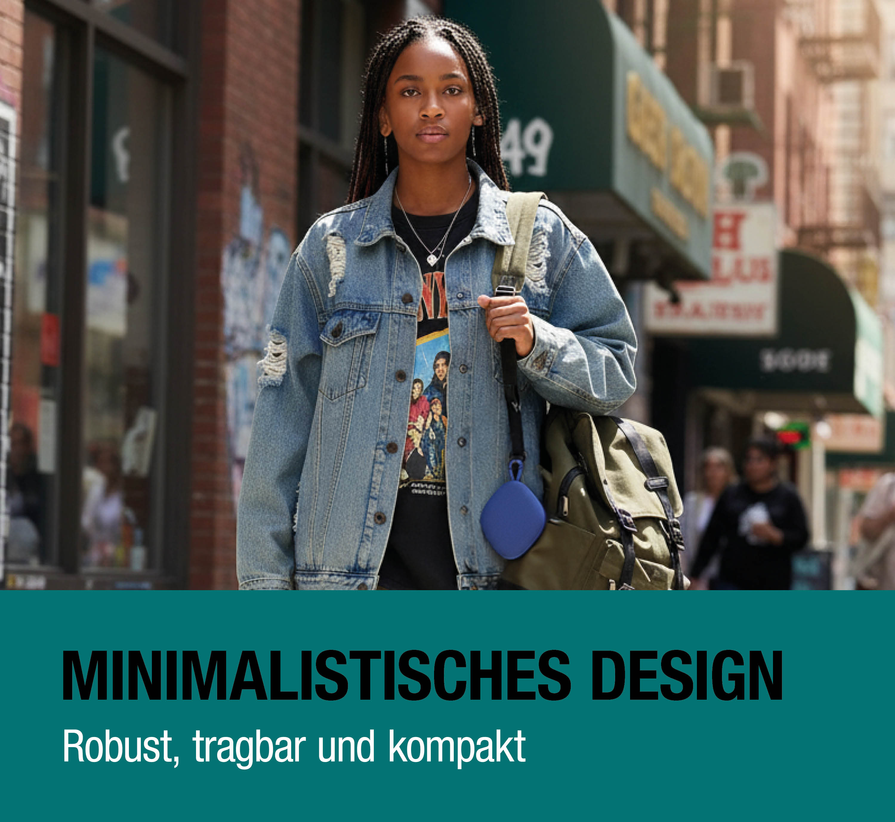 Junge Frau mit geflochtenen Haaren, Jeansjacke, Rucksack und blauer Box.