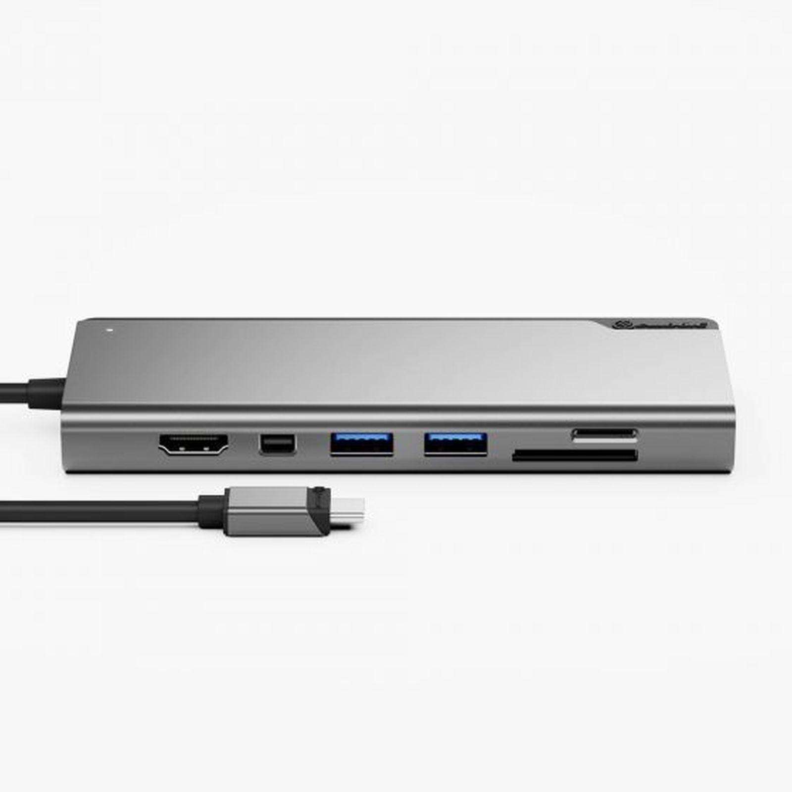 Hub USB-C grigio con porte HDMI, USB-A e slot per schede SD.