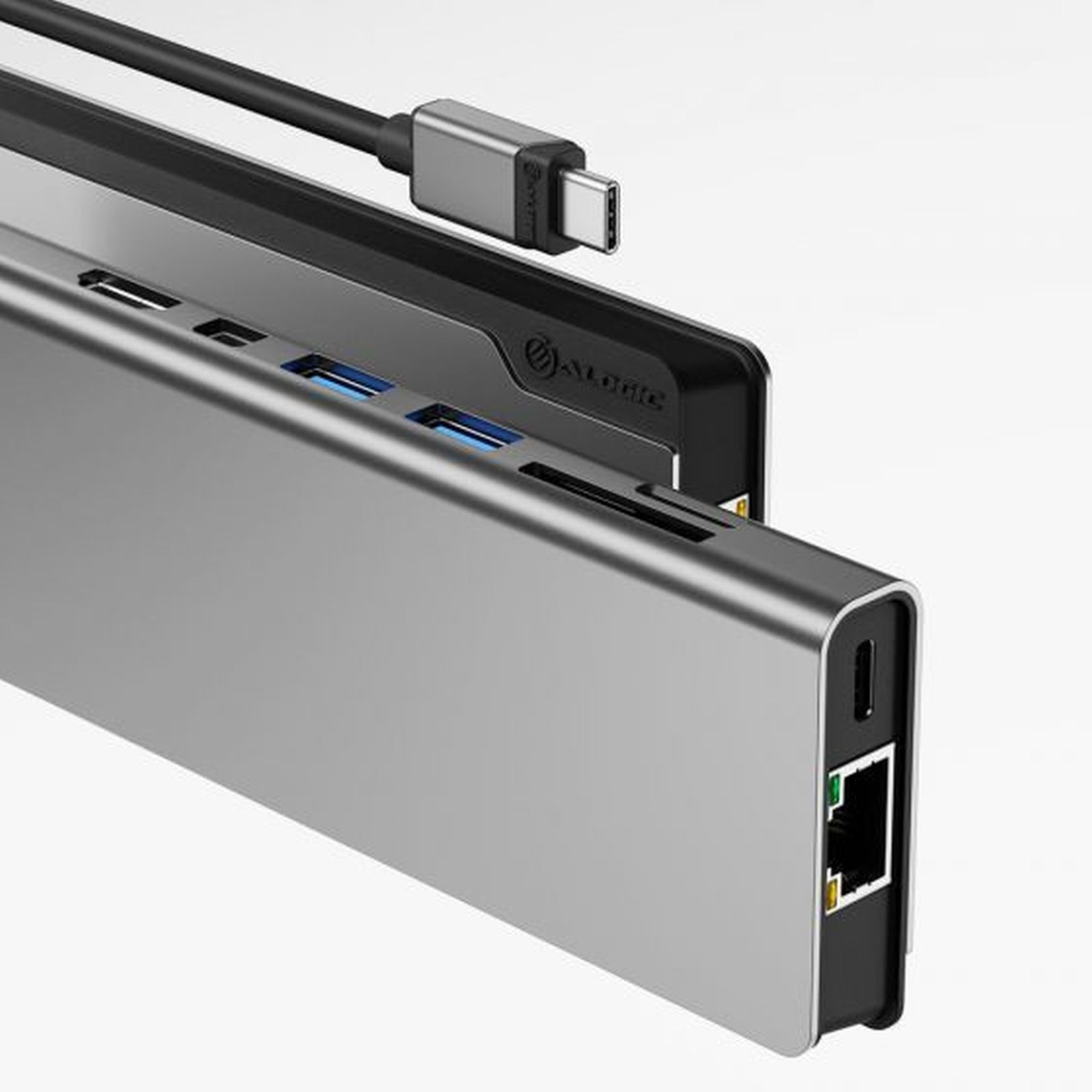 Hub USB-C argentato con più porte e un cavo.