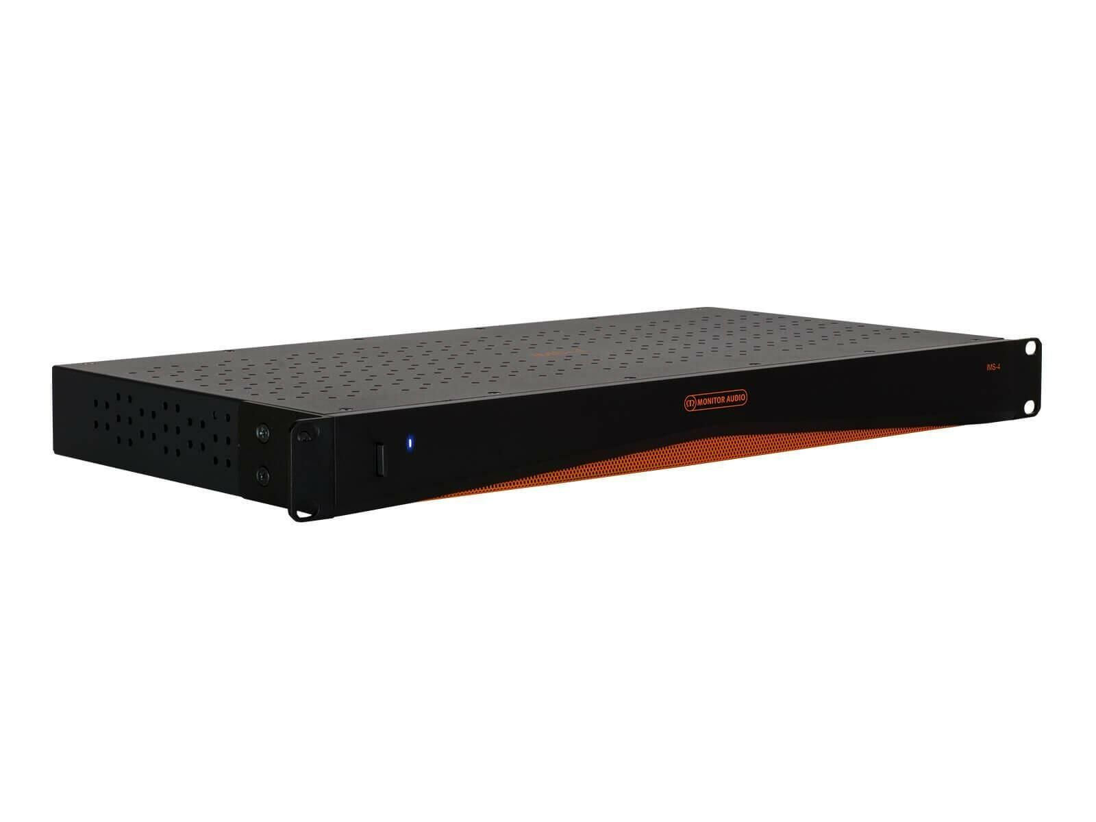 Turuncu detaylar ve Monitor Audio logosuna sahip siyah rack cihazı. Mavi gösterge ışığı yanıyor.