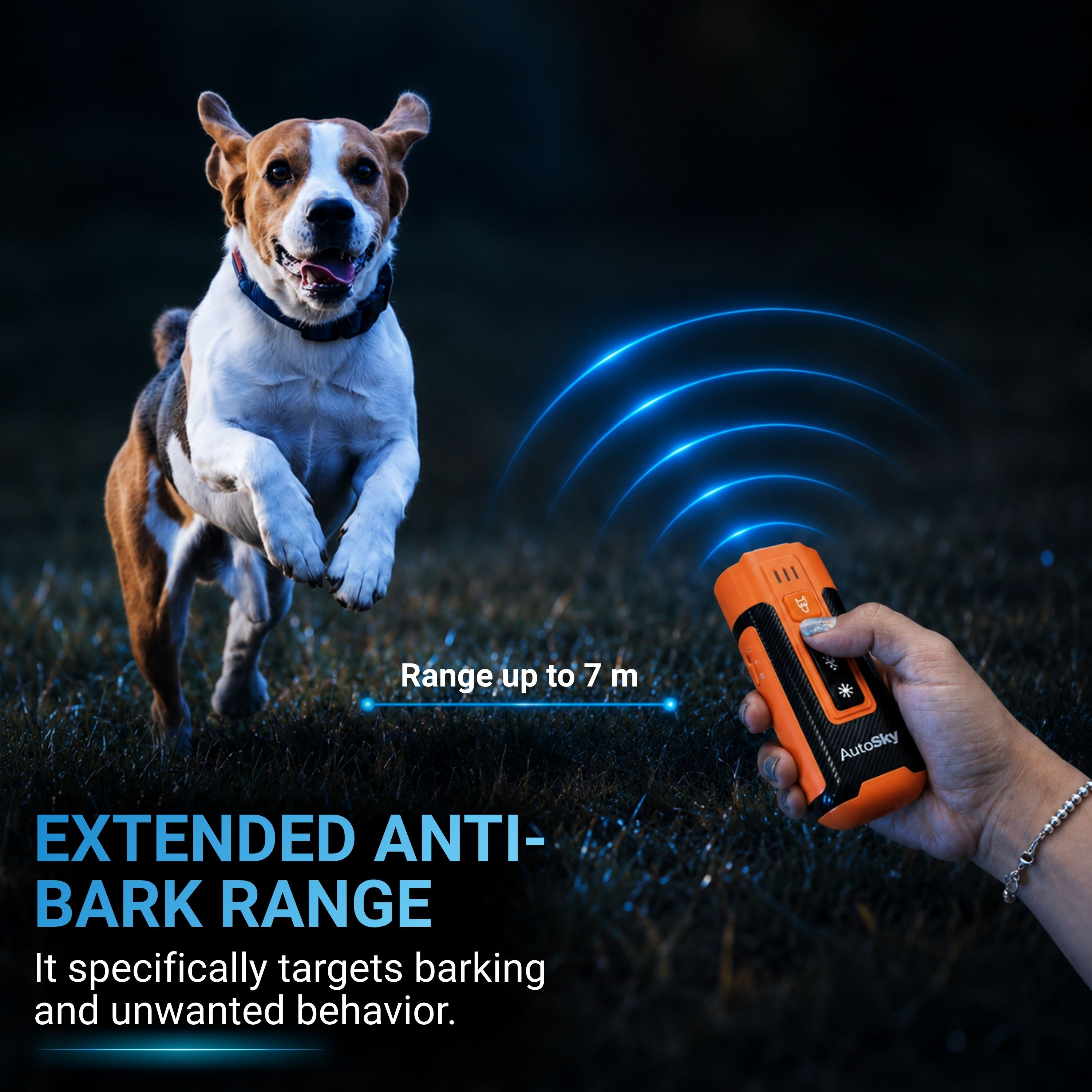 Un perro corre en un campo mientras una mano sostiene un dispositivo naranja.