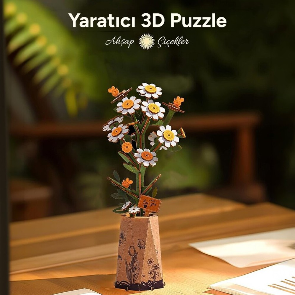 Un puzzle 3D in legno di una pianta fiorita con farfalle in un vaso.