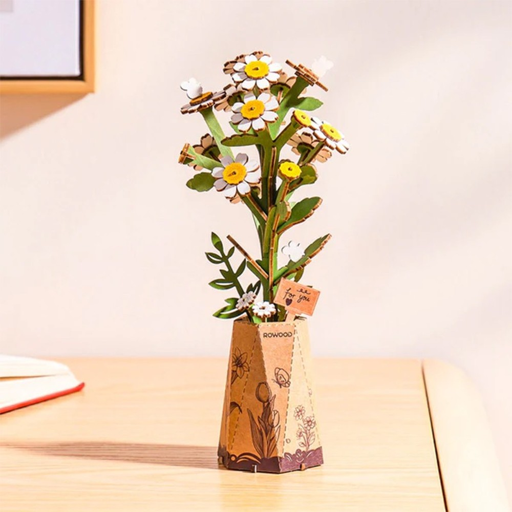 Diorama di fiori in legno in un vaso con un cartello 'for you' su una scrivania.