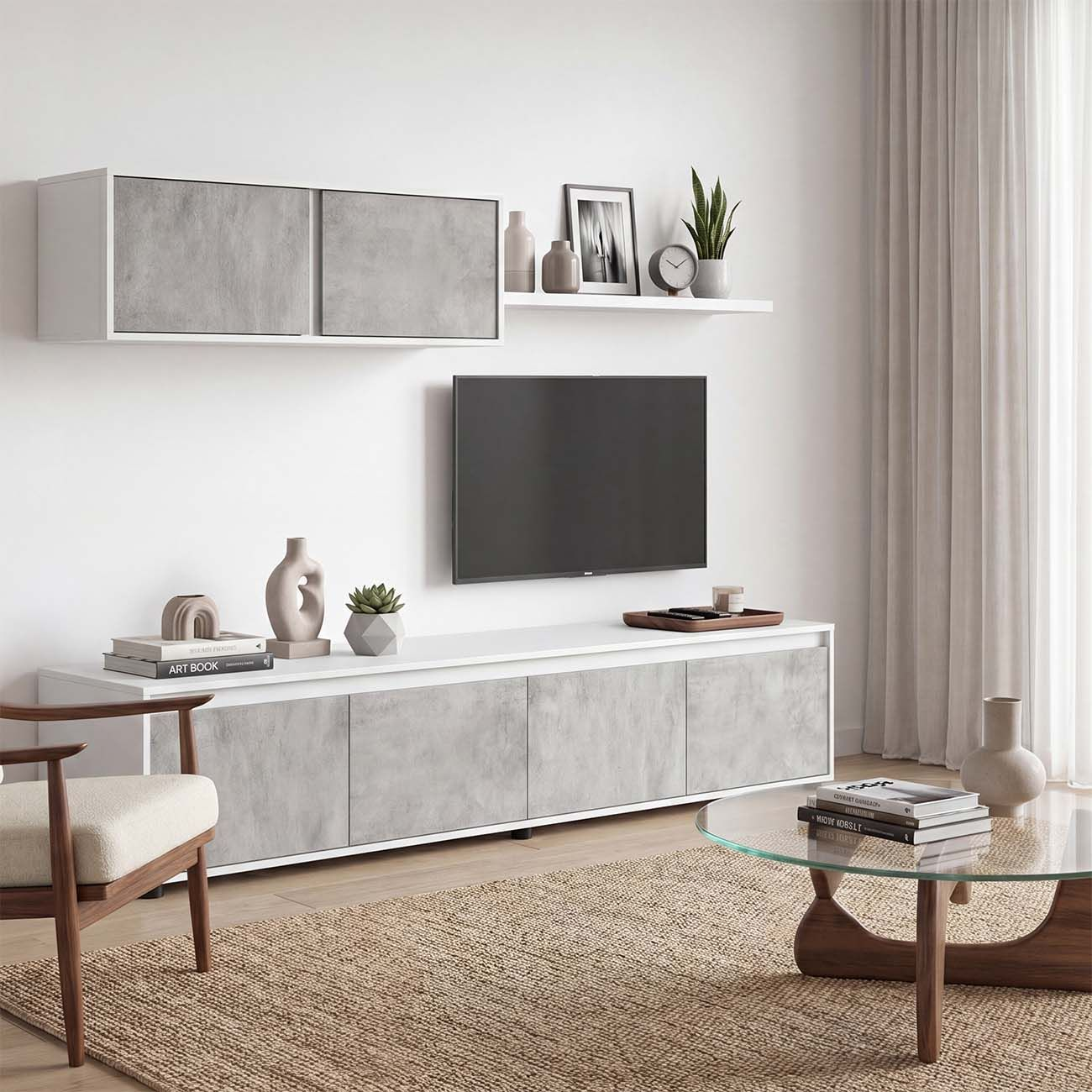 Sala de estar moderna con paredes blancas, consola multimedia, TV, silla, mesa de café y alfombra.