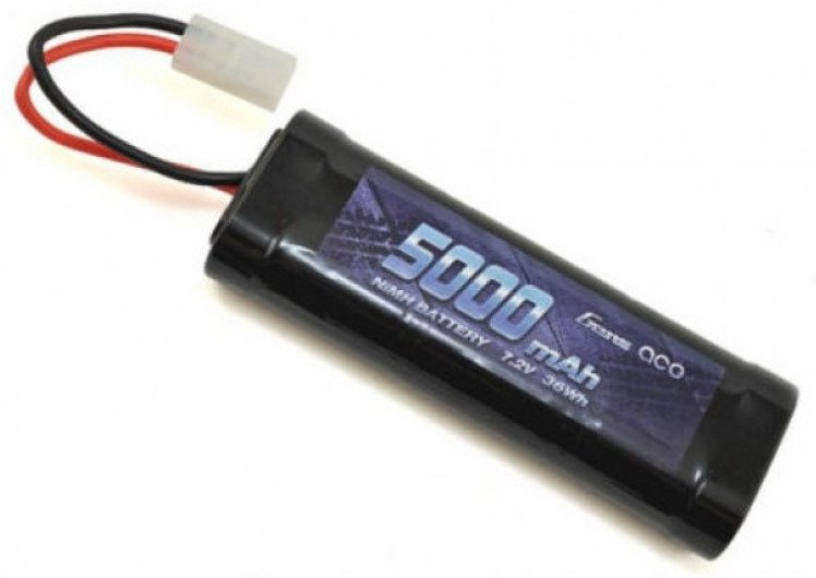 Czarna bateria NiMH 5000mAh z czerwonym i czarnym przewodem i białym złączem.