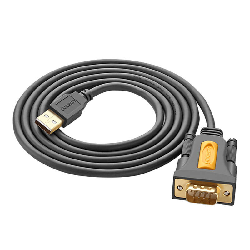 Un cavo da USB a seriale nero con connettori dorati, su sfondo bianco.