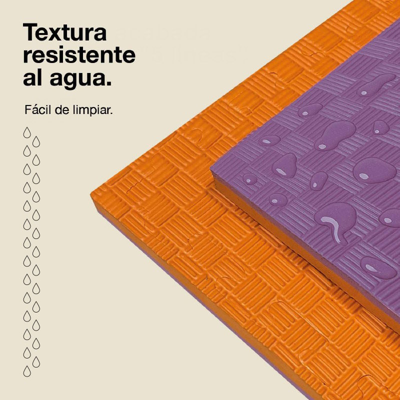 Tapetes de espuma naranjas y morados con gotas de agua. Textura visible.